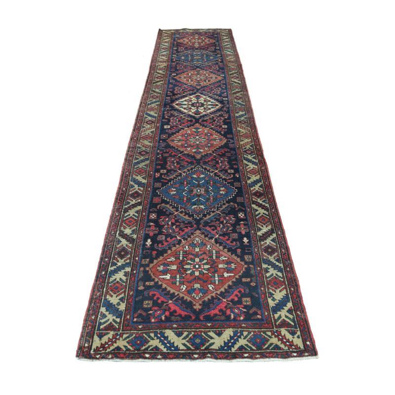 Persischer Heriz-Läufer aus Wolle in Marineblau mit Design - 97438 im Zustand „Hervorragend“ im Angebot in Dallas, TX