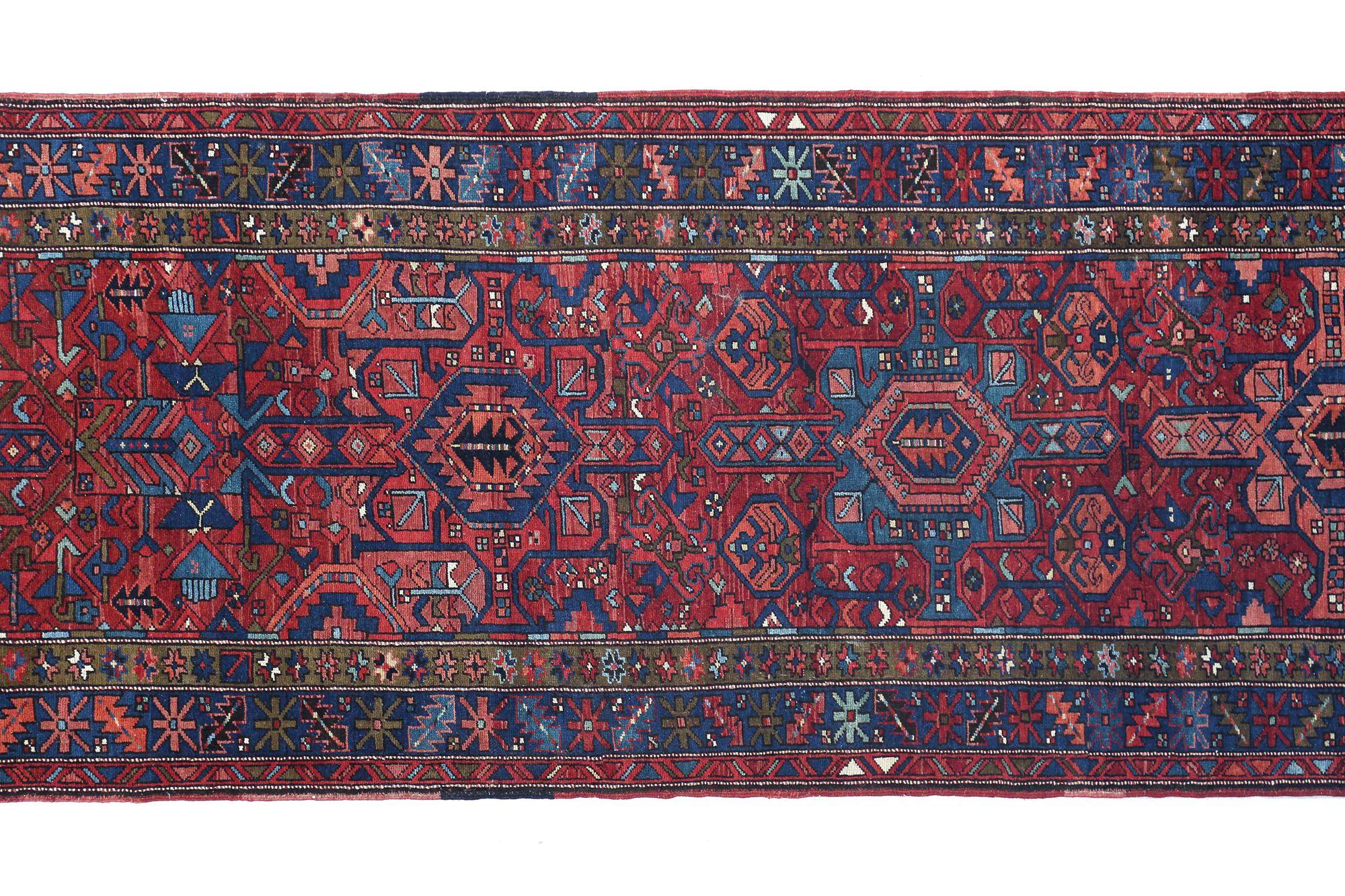 Entdecken Sie die Eleganz des persischen Heriz mit Läufer aus der Zeit um 1910. Dieses exklusive Design aus Wolle und Rot ist perfekt, um Ihren Raum zu verschönern.