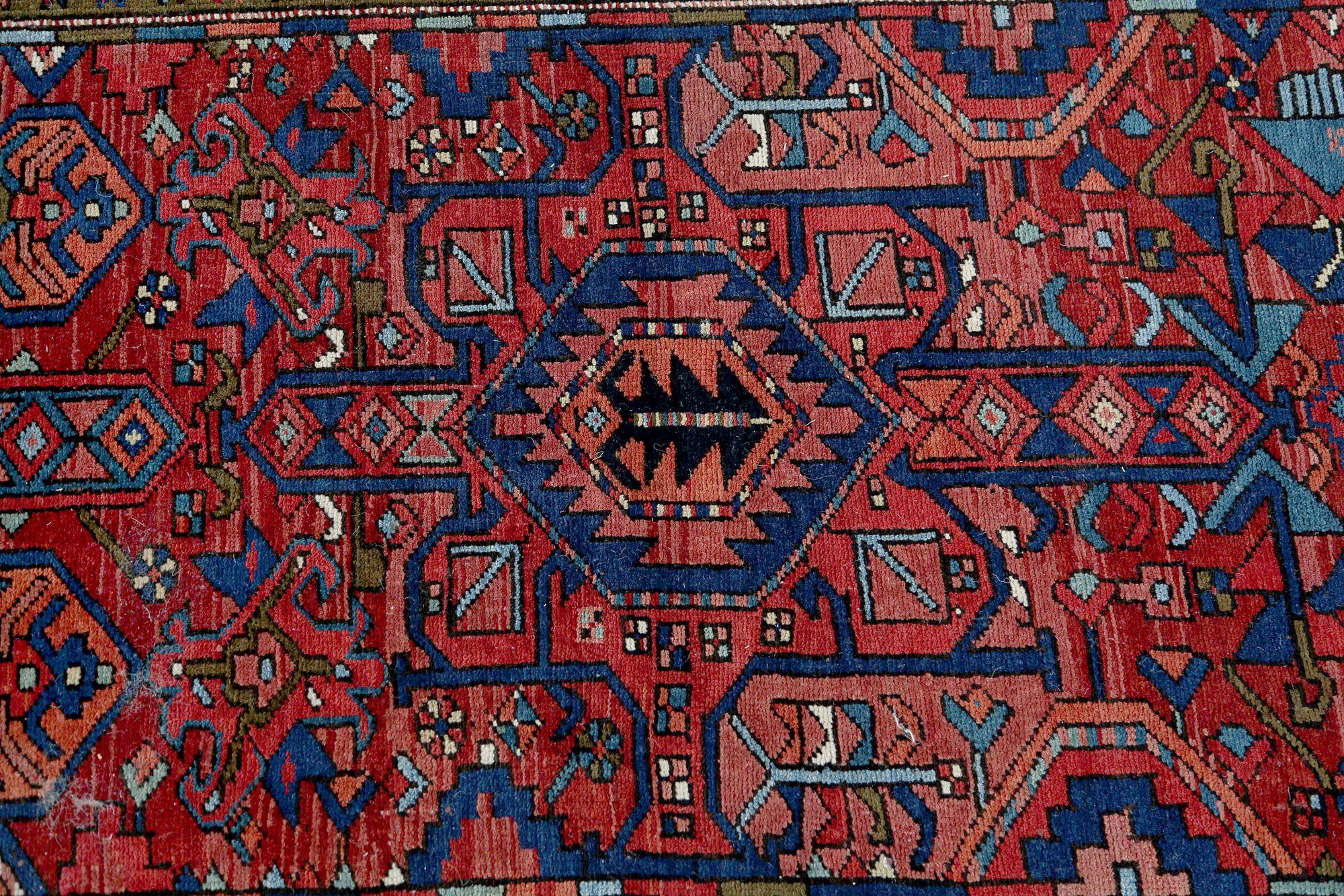 Persischer Heriz-Läufer aus Wolle – rotes Design – 96663 (Irakisch) im Angebot