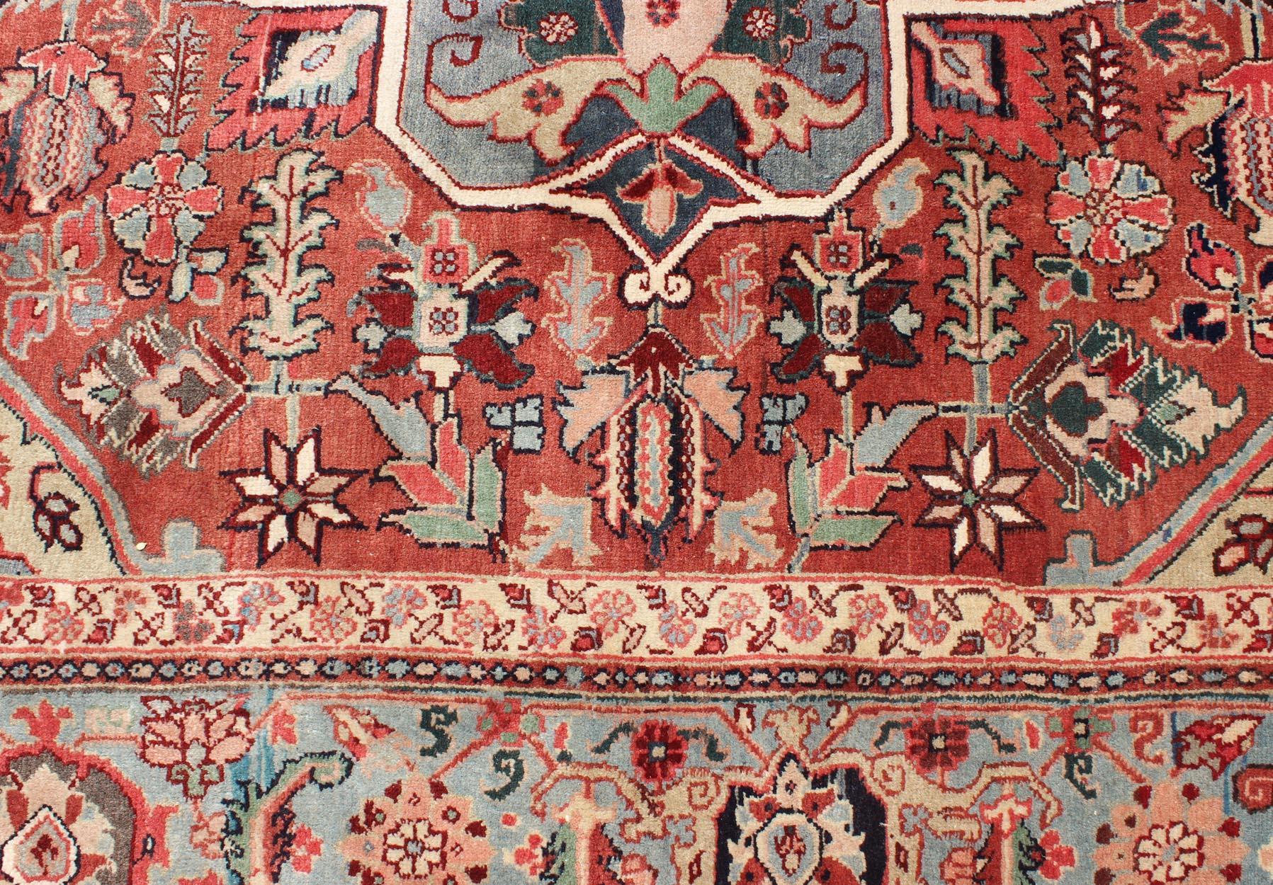 Persian Heriz-Serapi Vintage Rug with Geometric Design in Soft Colors For Sale 5
