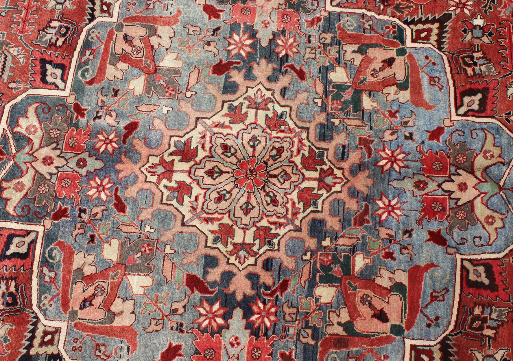 Persian Heriz-Serapi Vintage Rug with Geometric Design in Soft Colors For Sale 3