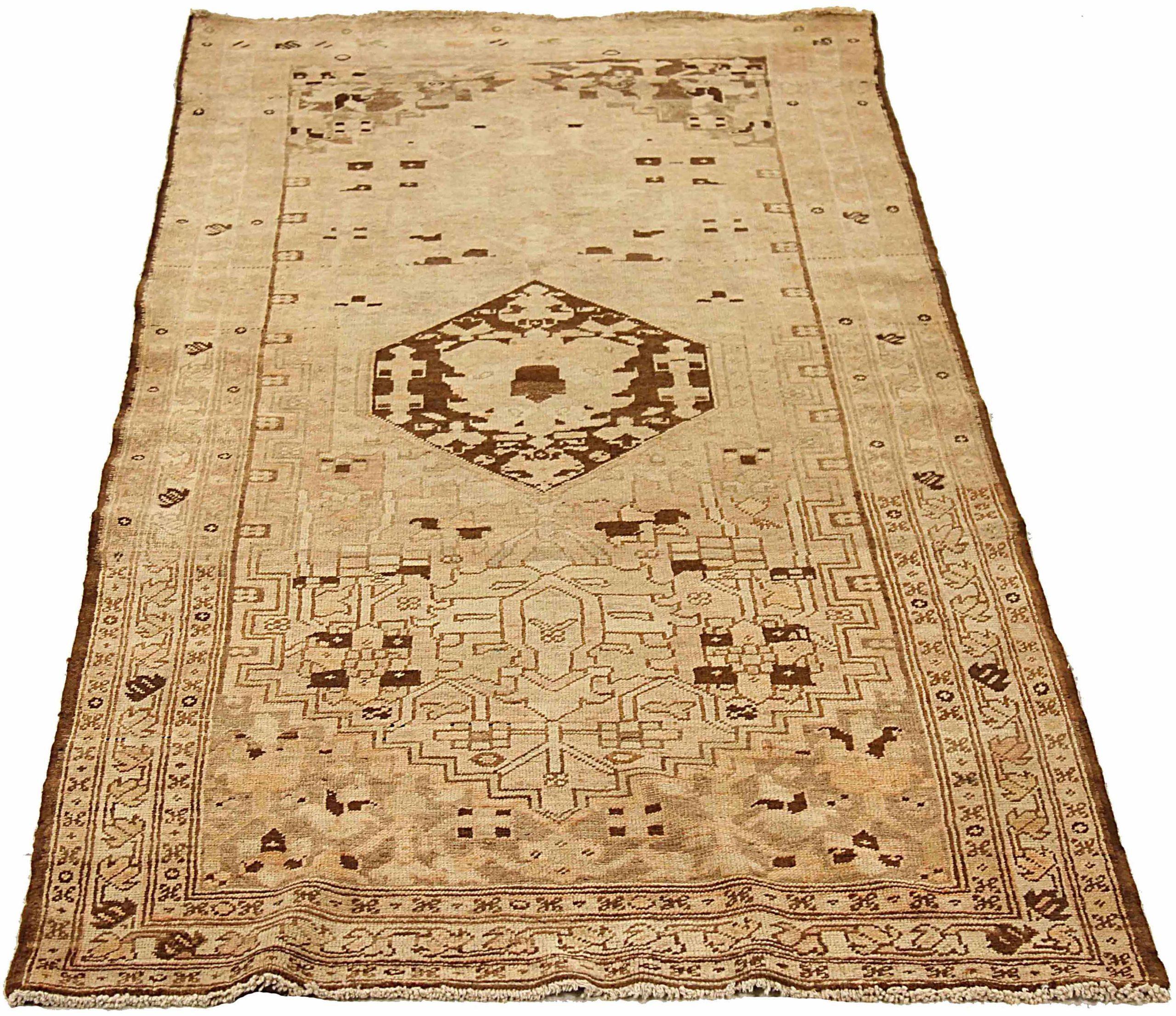 Descubre la elegancia de la Alfombra Persa Heriz Pequeña de Circa 1880. Diseñado con lana y marrón-marfil- topo, este diseño exclusivo es perfecto para realzar tu espacio.