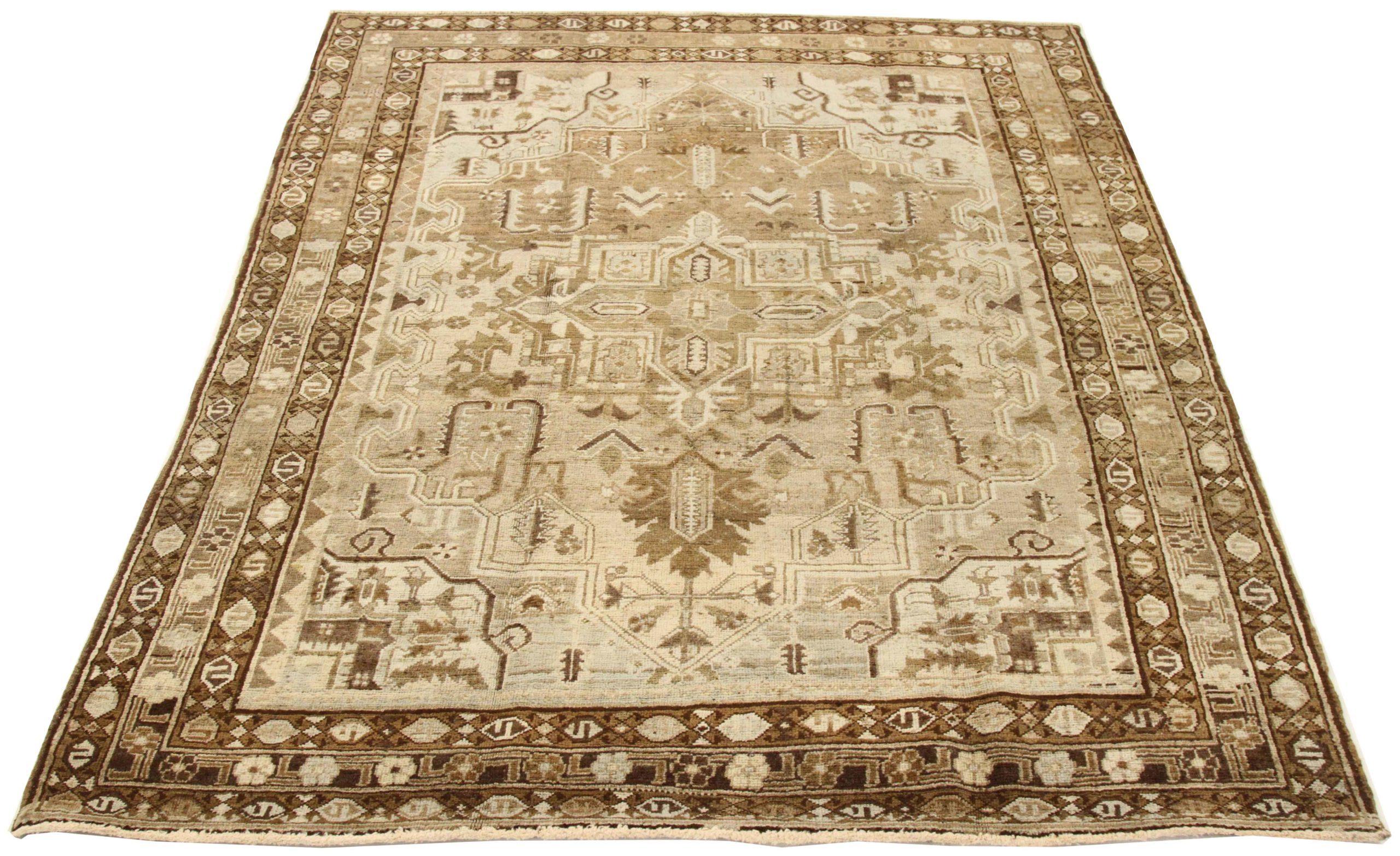 Entdecken Sie die Eleganz des persischen Heriz mit dem kleinen Teppich von CIRCA 1880. Dieses exklusive Design aus Wolle und Braun-Elfenbein-Taupe ist perfekt, um Ihren Raum zu verschönern.