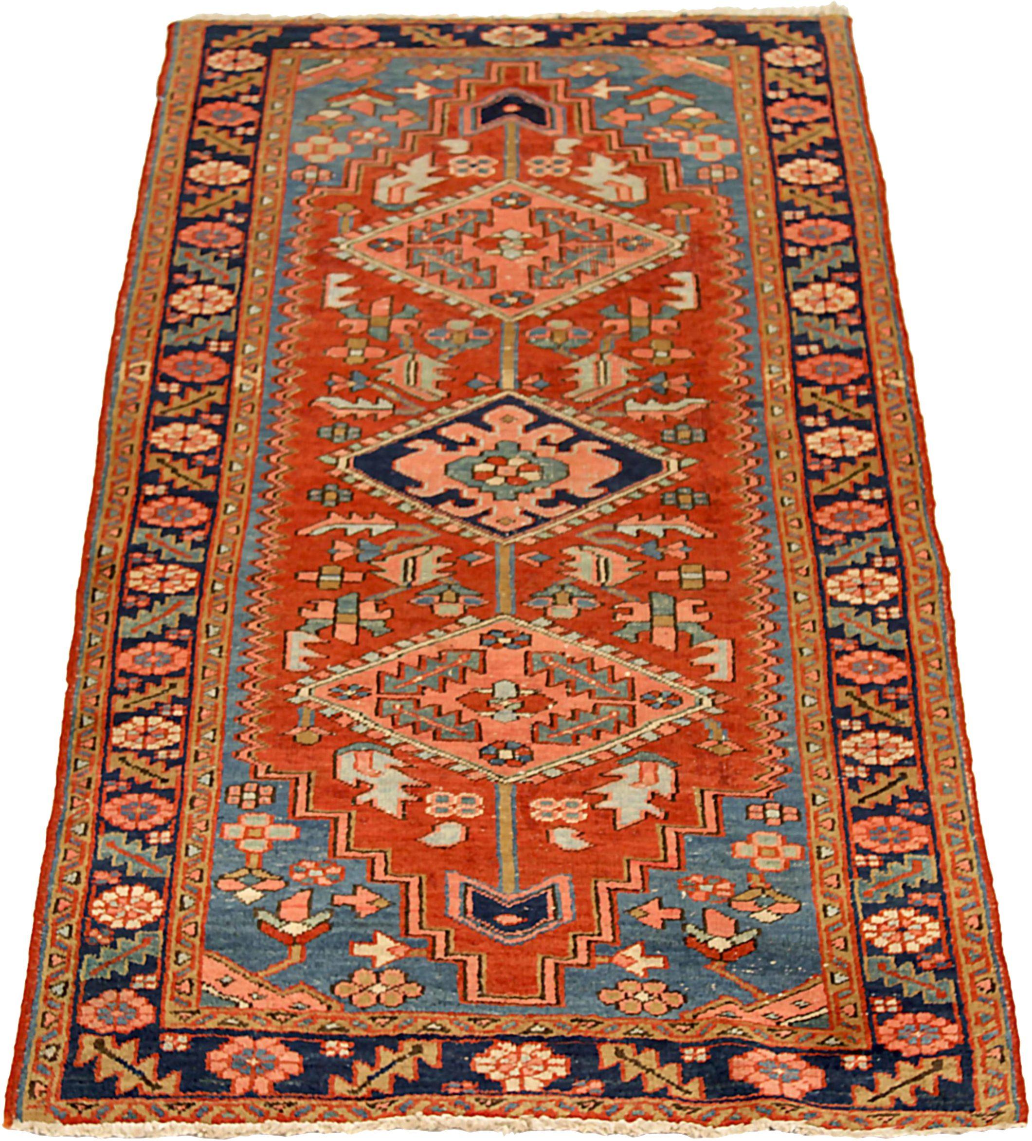 Entdecken Sie die Eleganz des persischen Heriz mit dem kleinen Teppich von CIRCA 1910. Mit Wolle und BluePinkRed entworfen, ist dieses exklusive Design perfekt, um Ihren Raum zu verschönern.