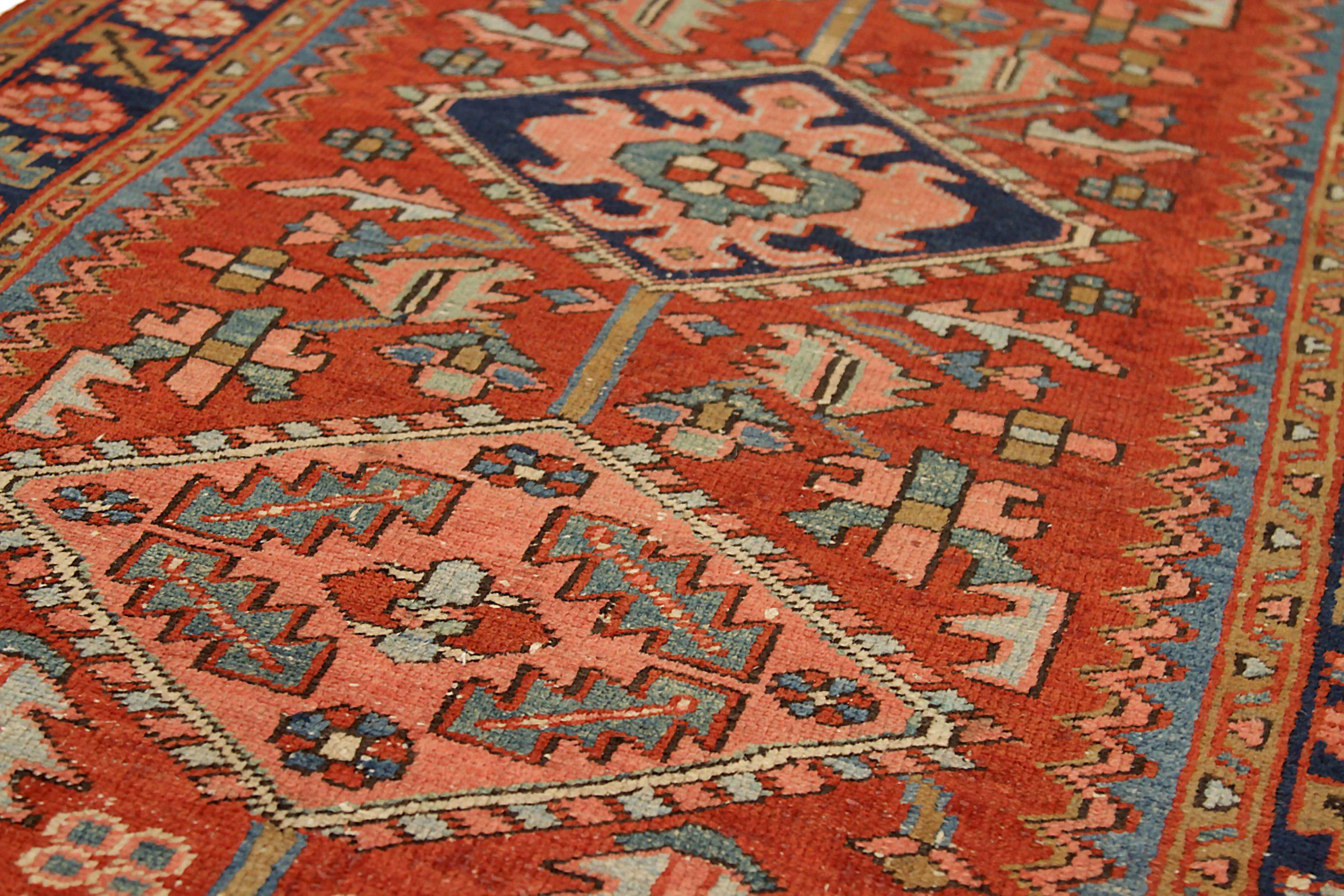 Persischer Heriz Kleiner Teppich Circa 1910 - Wolle Blau Rosa Rot Design - 91953 im Zustand „Hervorragend“ im Angebot in Dallas, TX