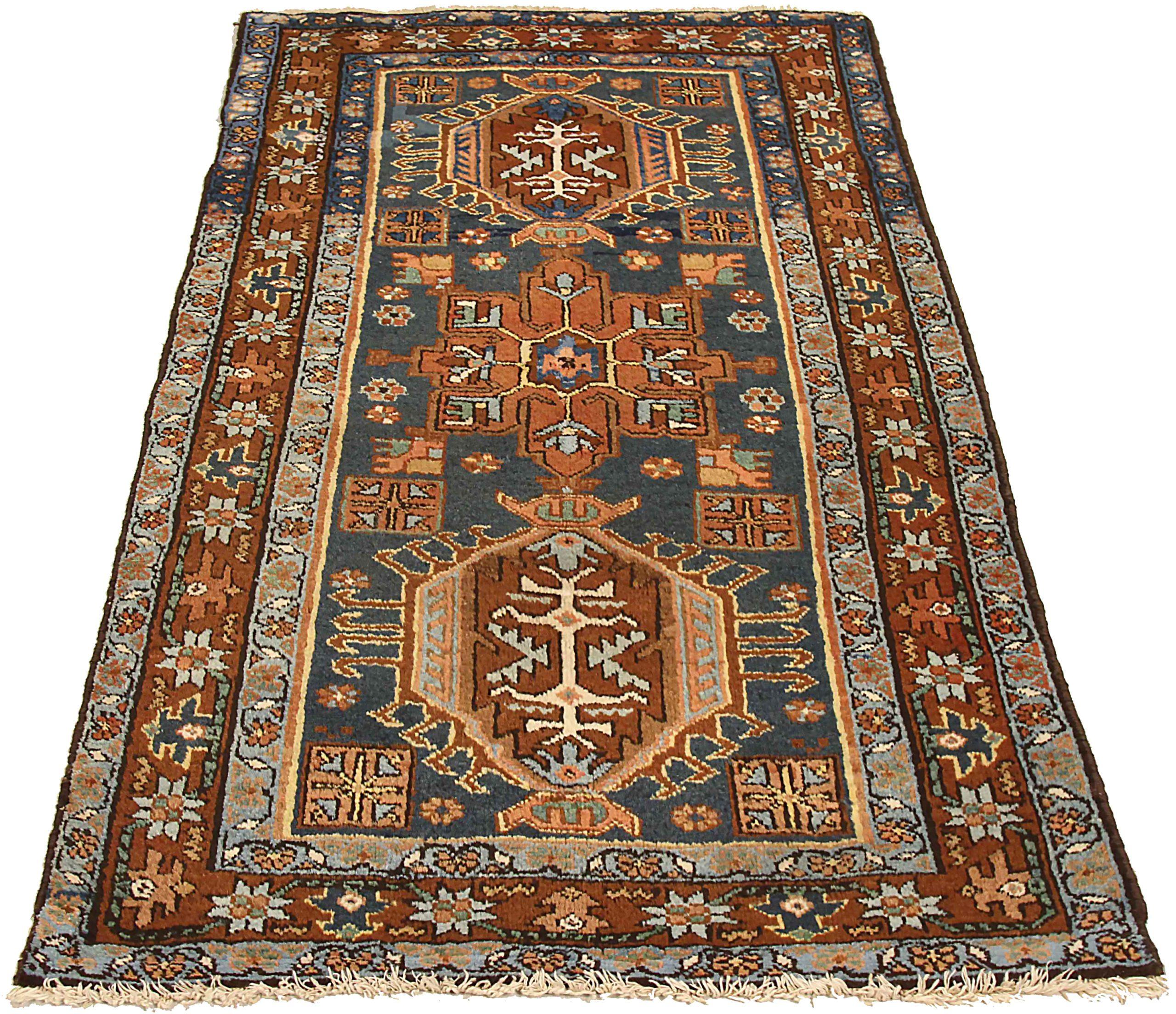 Découvrez l'élégance du petit tapis persan Heriz de Circa 1910. Conçu avec Wool et BlueRedYellow, ce design exclusif est parfait pour mettre en valeur votre espace.