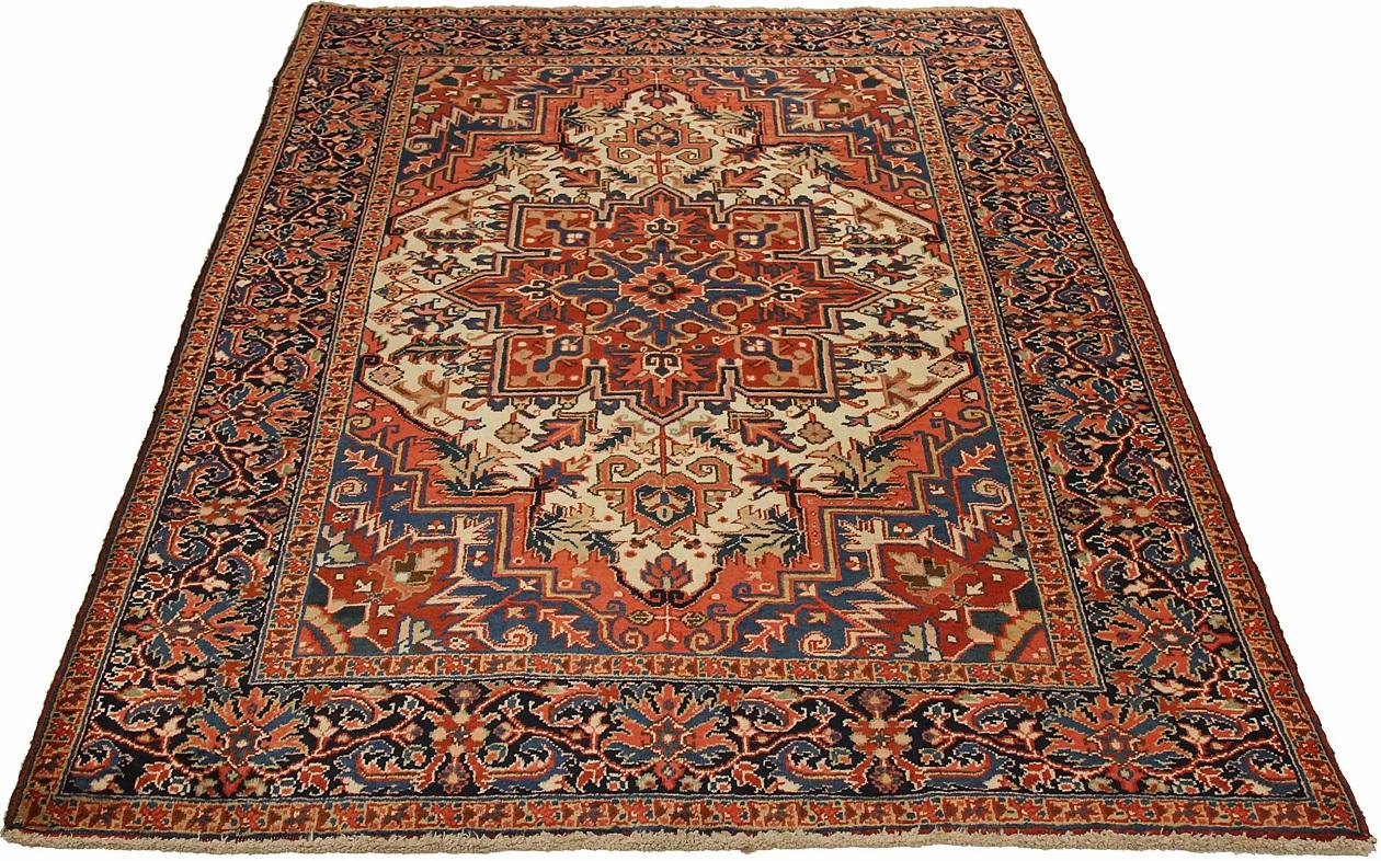Découvrez l'élégance du petit tapis persan Heriz de Circa 1910. Conçu avec de la laine et de l'ivoire bleu marine, ce design exclusif est parfait pour mettre en valeur votre espace.