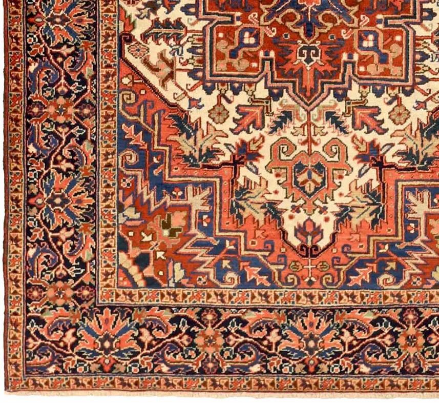 Asiatique Petit tapis persan Heriz Circa 1910 - Laine Ivoire Bleu marine Rouge 72010 en vente