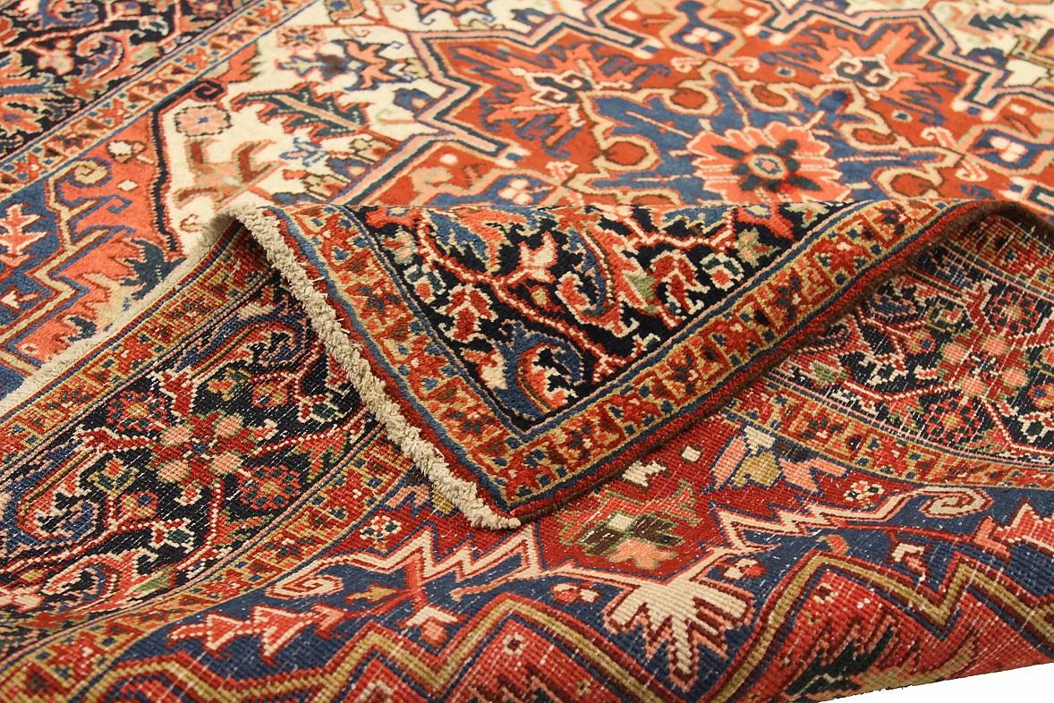 Petit tapis persan Heriz Circa 1910 - Laine Ivoire Bleu marine Rouge 72010 Excellent état - En vente à Dallas, TX