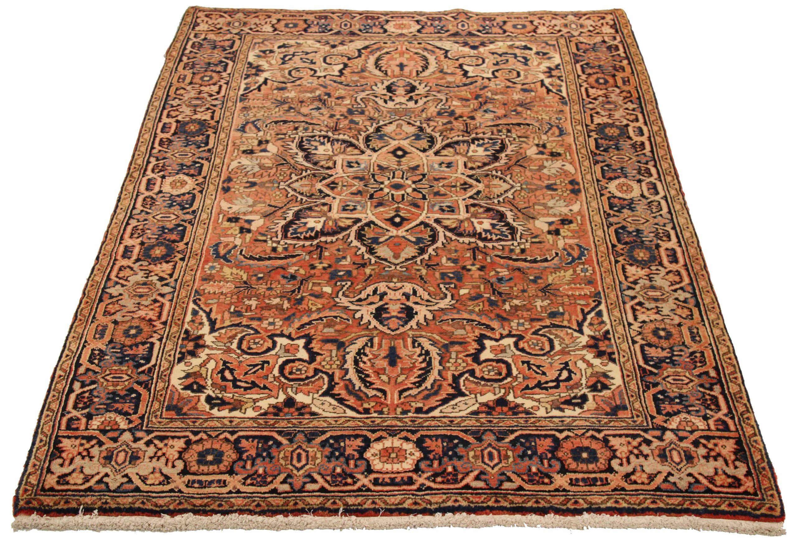 Entdecken Sie die Eleganz des persischen Heriz mit dem kleinen Teppich von CIRCA 1910. Dieses exklusive Design aus Wolle und ElfenbeinMarineblauRot ist perfekt, um Ihren Raum zu verschönern.