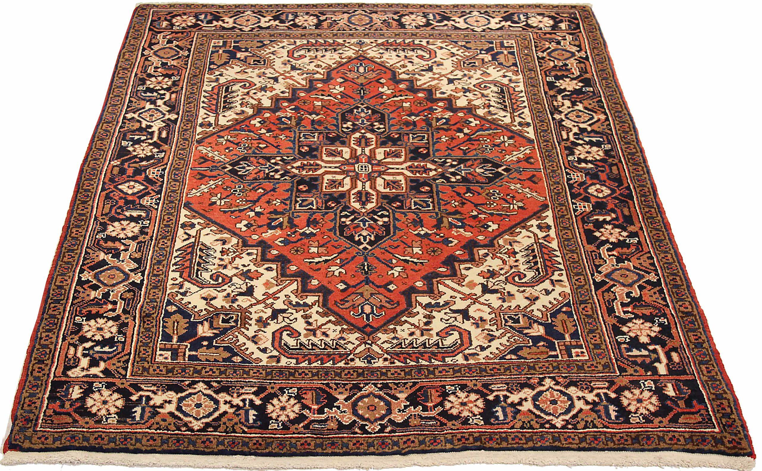 Entdecken Sie die Eleganz des persischen Heriz mit dem kleinen Teppich von CIRCA 1940. Dieses exklusive Design aus Wolle und Schwarz-Elfenbein-Rot ist perfekt, um Ihren Raum aufzuwerten.