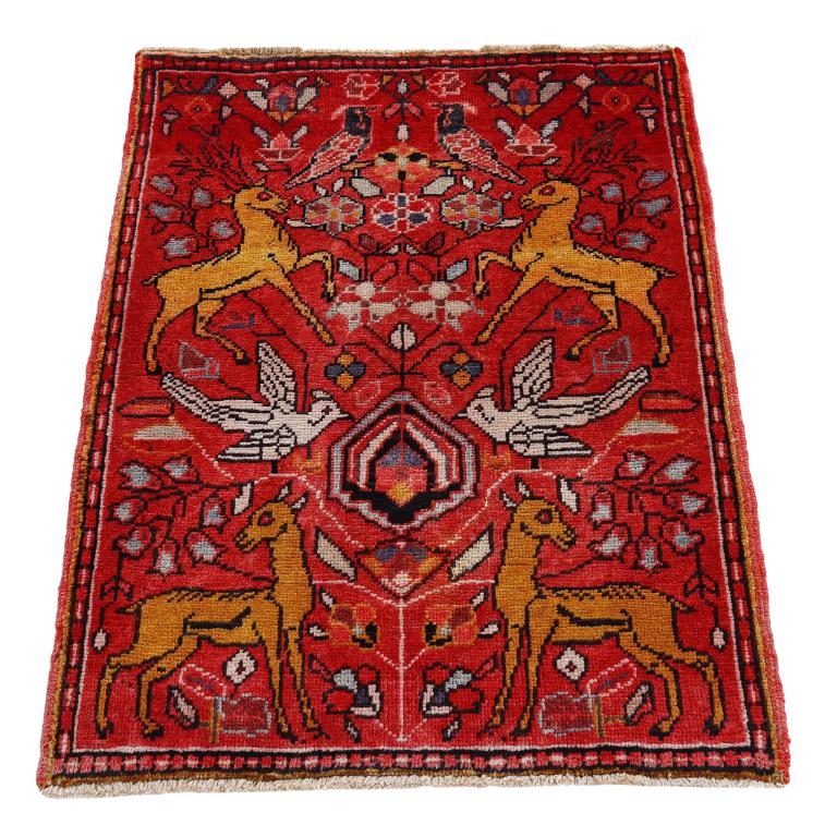 Entdecken Sie die Eleganz des persischen Heriz mit dem kleinen Teppich von CIRCA 1940. Mit viel Liebe zum Detail und RedYellow entworfen, ist dieses exklusive Design perfekt, um Ihren Raum zu verschönern.