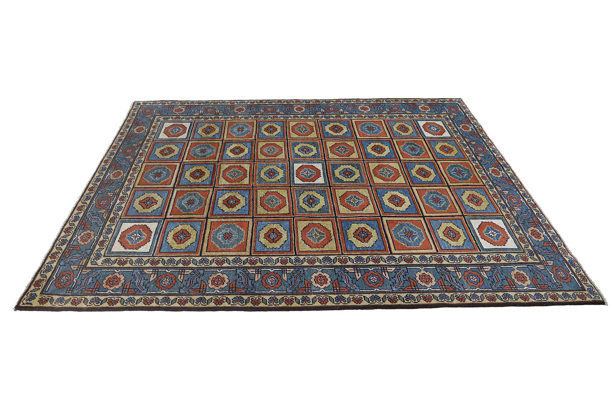 Entdecken Sie die Eleganz des persischen Heriz mit dem kleinen Teppich von CIRCA 1970. Dieses exklusive Design aus Wolle und BlauRotGelb ist perfekt, um Ihren Raum zu verschönern.