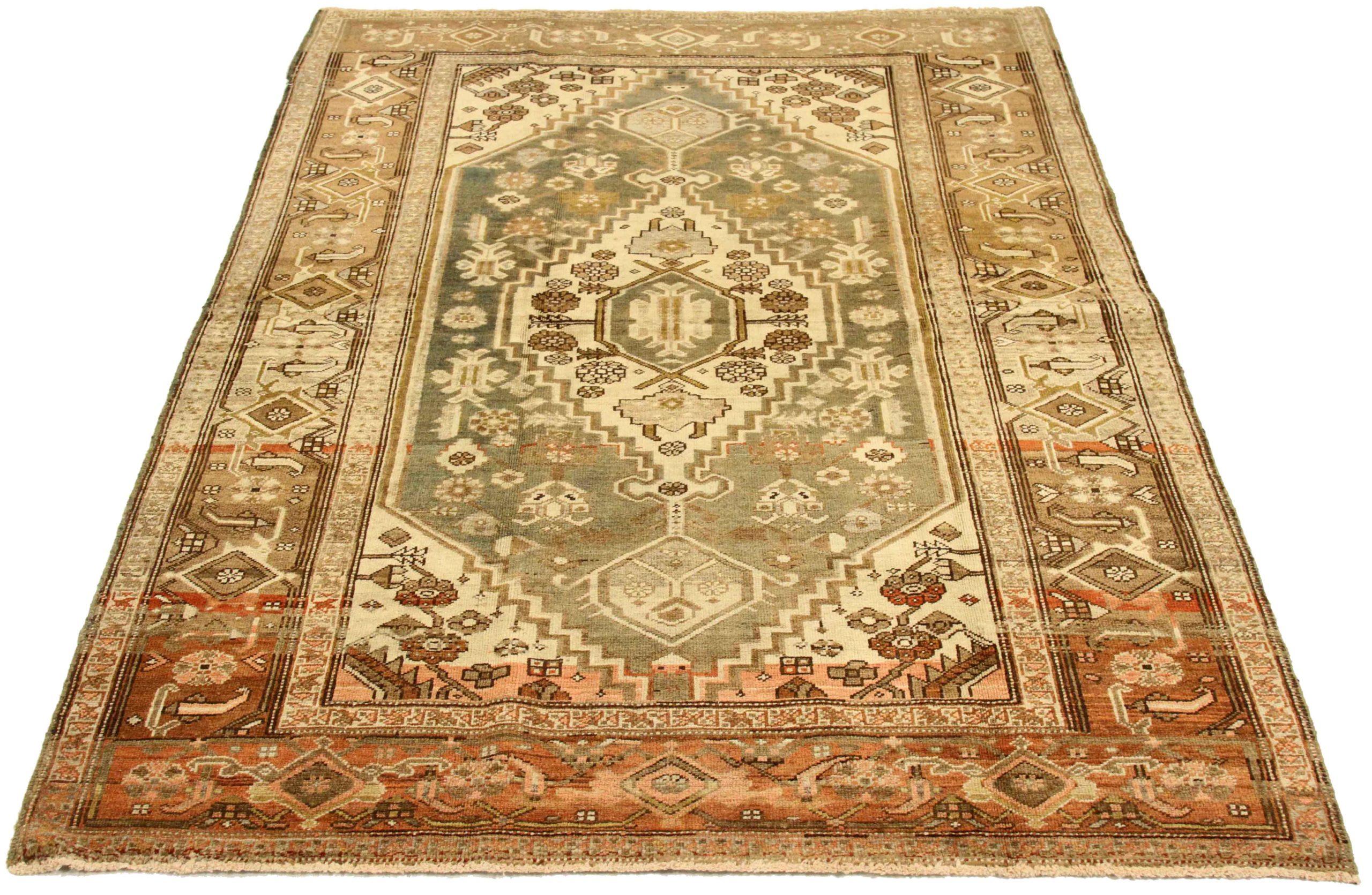 Scopri l'eleganza del tappeto persiano Heriz di piccole dimensioni del 1880. Progettato con lana e marrone-verde-avorio-rosa, questo design esclusivo è perfetto per valorizzare il tuo spazio.
