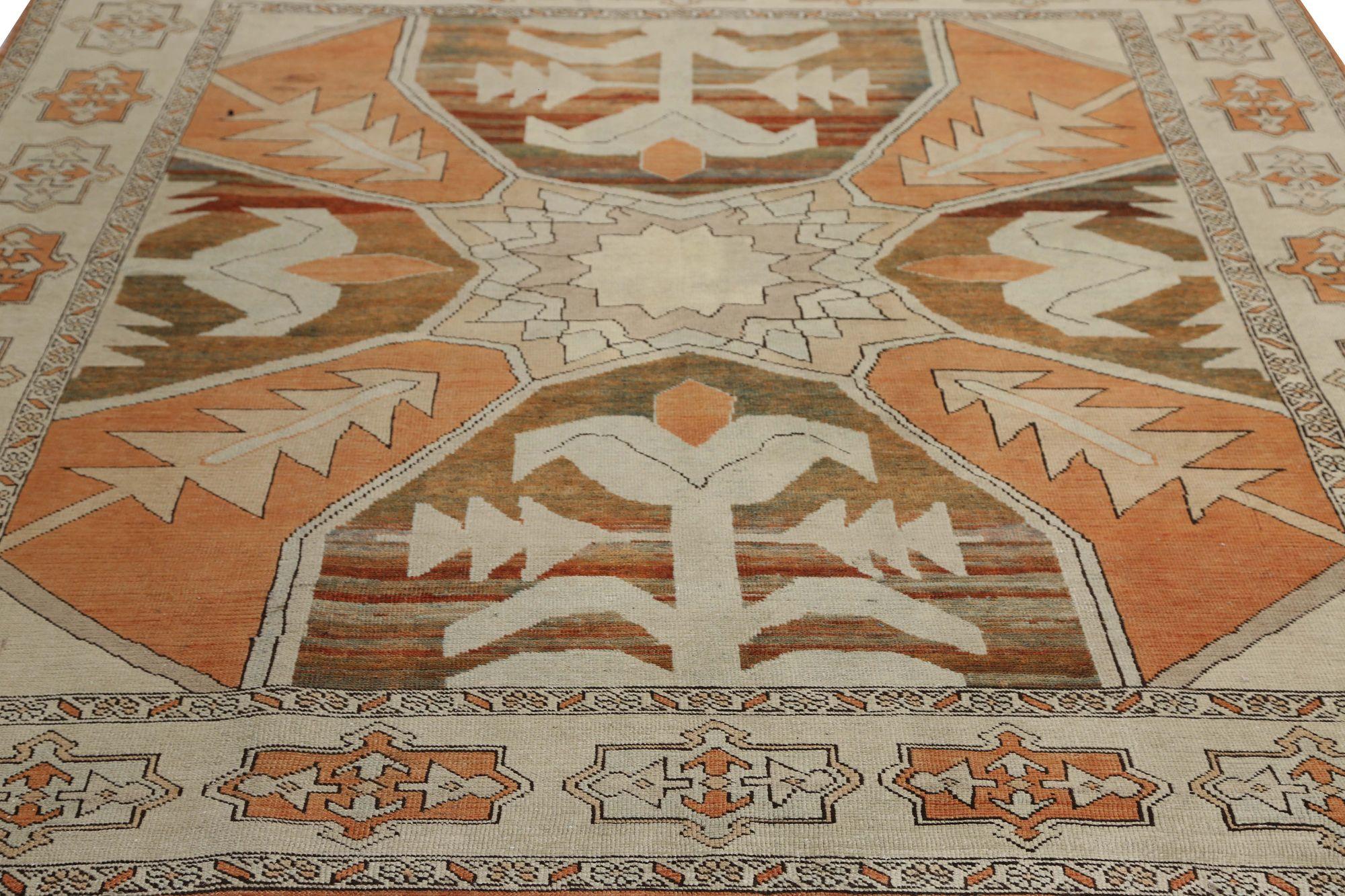 Scopri l'eleganza del tappeto persiano Heriz di piccole dimensioni del 1940. Progettato con lana e marrone-avorio-arancio, questo design esclusivo è perfetto per valorizzare il tuo spazio.