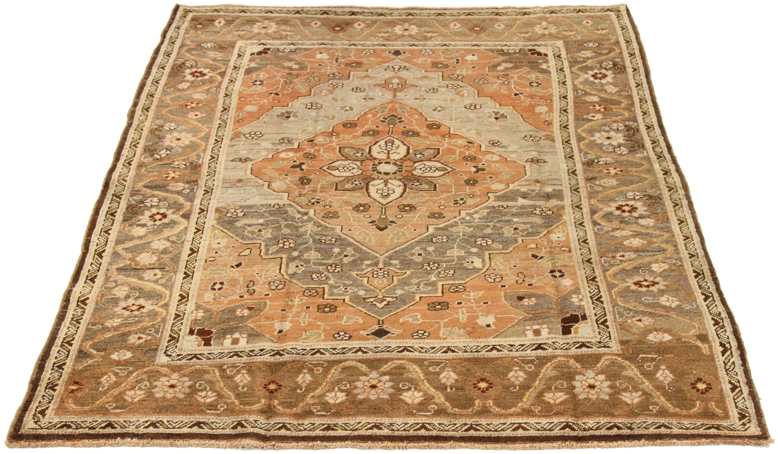 Descubre la elegancia de la Alfombra Persa Heriz Pequeña de Circa 1880. Diseñado con Lana y MarrónMarfilNaranjaRosa, este diseño exclusivo es perfecto para realzar tu espacio.