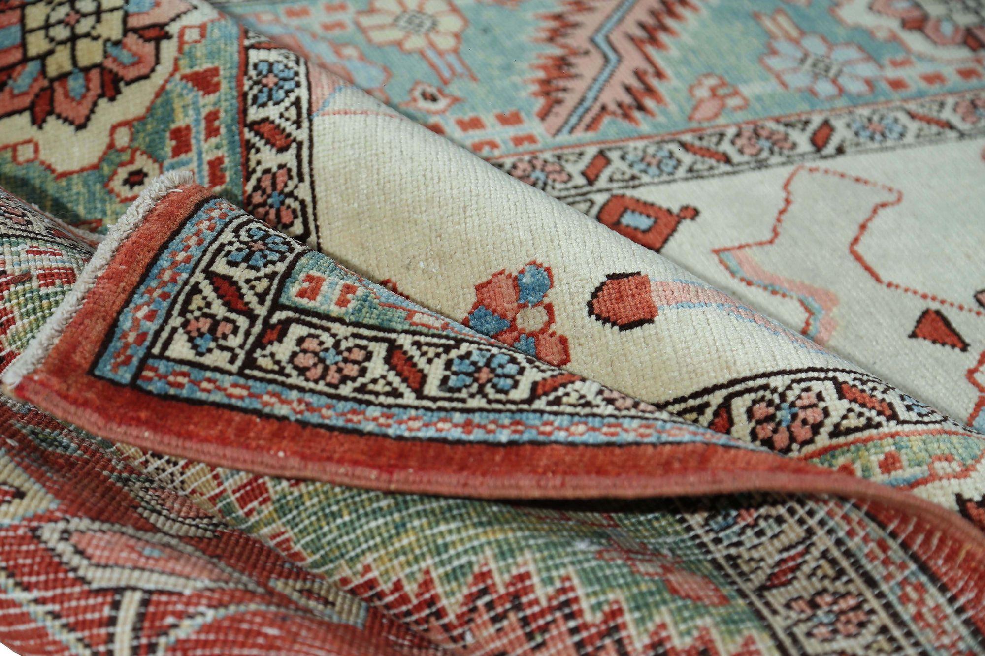 Entdecken Sie die Eleganz des persischen Heriz mit dem kleinen Teppich von CIRCA 1910. Dieses exklusive Design aus Wolle und GreenIvory ist perfekt, um Ihren Raum zu verschönern.