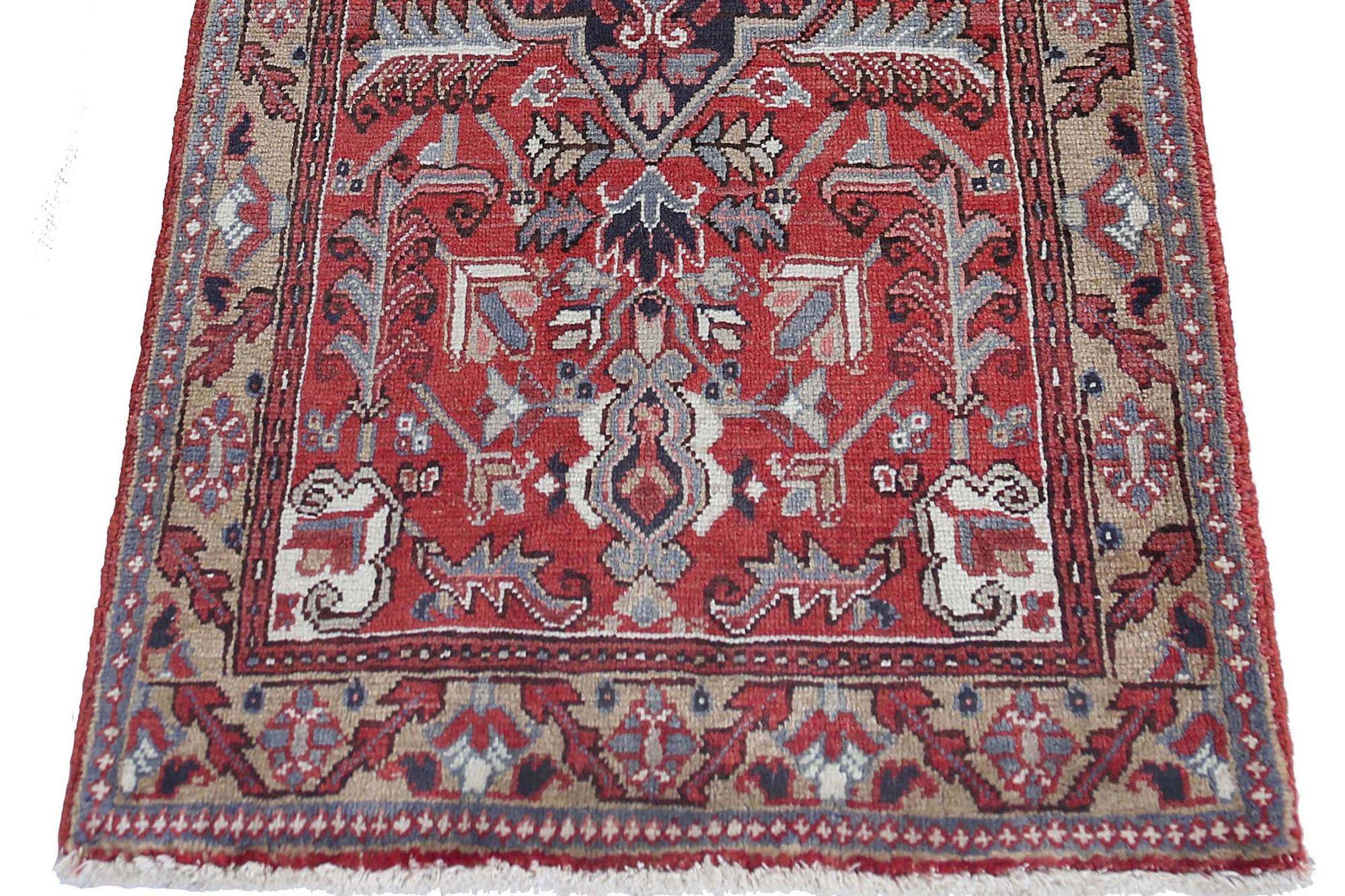 Entdecken Sie die Eleganz des persischen Heriz mit dem kleinen Teppich von CIRCA 1910. Dieses exklusive Design aus Wolle und Rot ist perfekt, um Ihren Raum zu verschönern.
