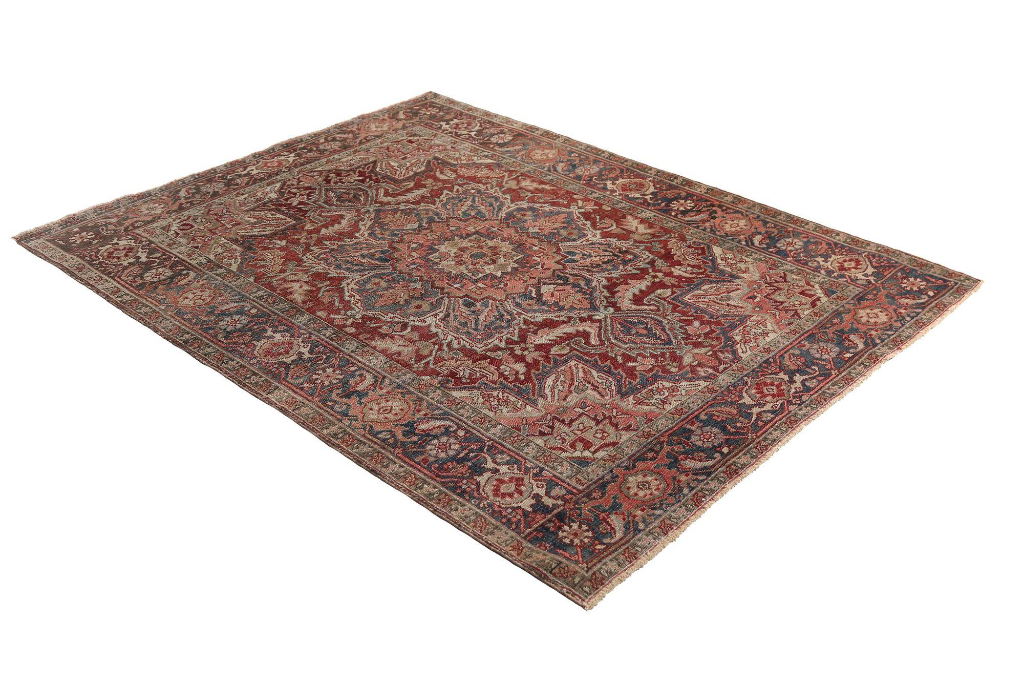 Entdecken Sie die Eleganz des persischen Heriz mit dem kleinen Teppich von CIRCA 1880. Dieses exklusive Design aus Wolle und Rot ist perfekt, um Ihren Raum zu verschönern.