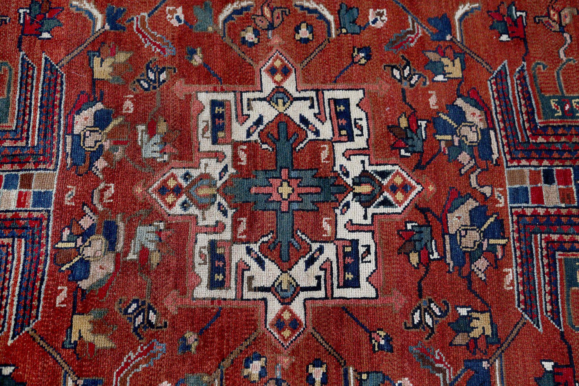 Entdecken Sie die Eleganz des persischen Heriz mit dem kleinen Teppich von CIRCA 1910. Dieses exklusive Design aus Wolle und Rot ist perfekt, um Ihren Raum zu verschönern.