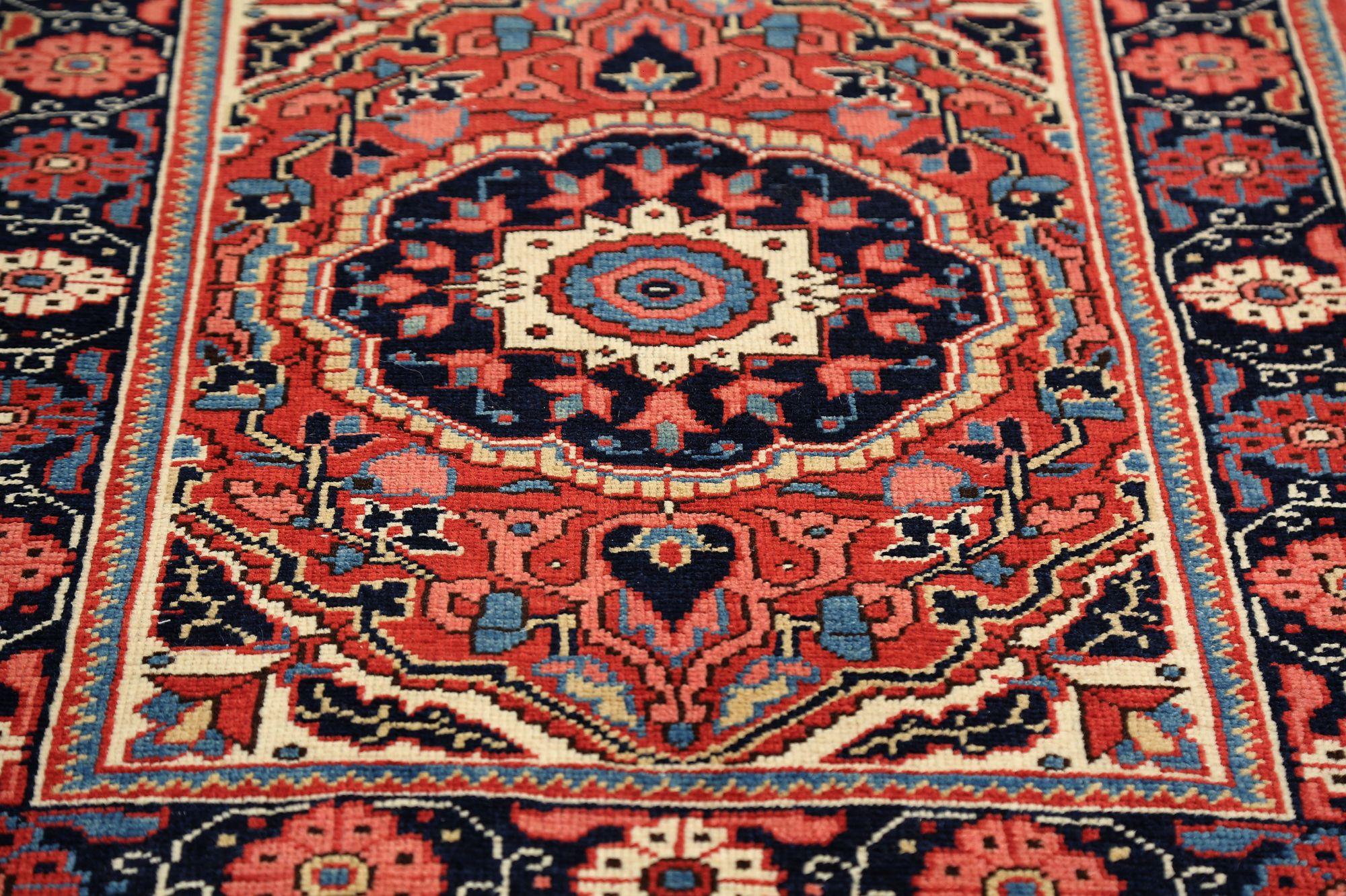 Entdecken Sie die Eleganz des persischen Heriz mit dem kleinen Teppich von CIRCA 1910. Dieses exklusive Design aus Wolle und Rot ist perfekt, um Ihren Raum zu verschönern.