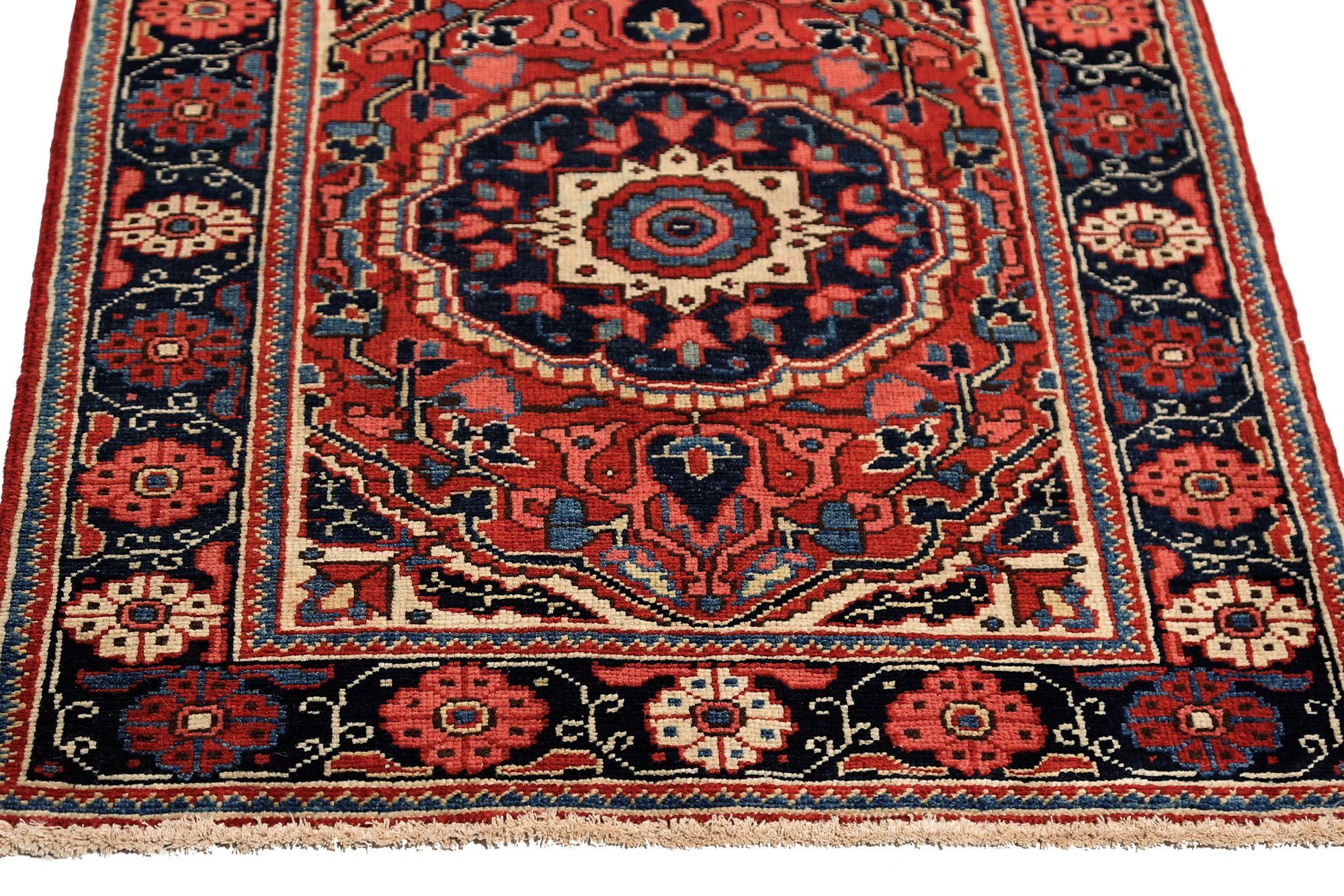 Entdecken Sie die Eleganz des persischen Heriz mit dem kleinen Teppich von CIRCA 1910. Dieses exklusive Design aus Wolle und Rot ist perfekt, um Ihren Raum zu verschönern.