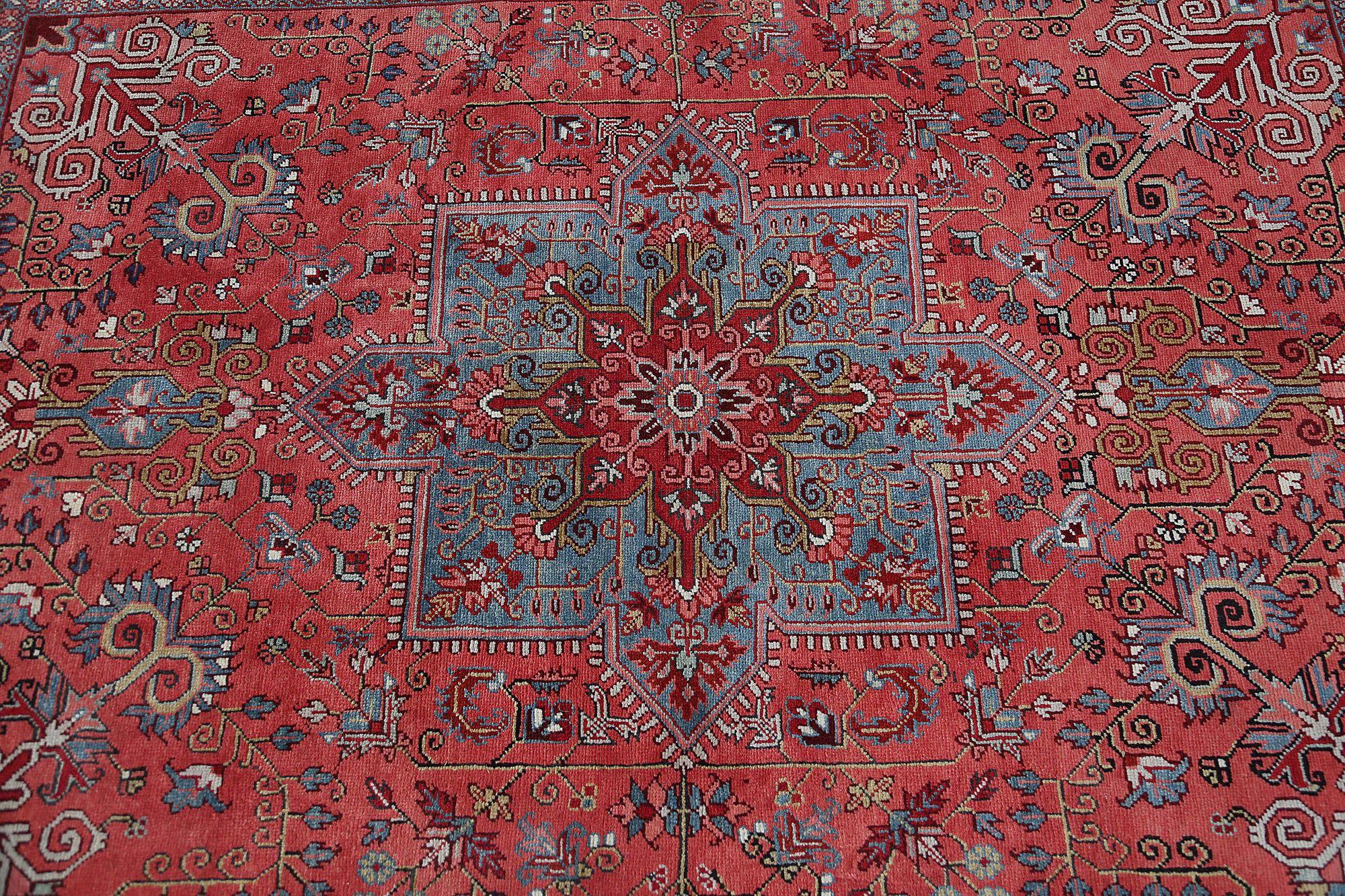 Entdecken Sie die Eleganz des persischen Heriz mit dem kleinen Teppich von CIRCA 1910. Dieses exklusive Design aus Wolle und Rot ist perfekt, um Ihren Raum zu verschönern.