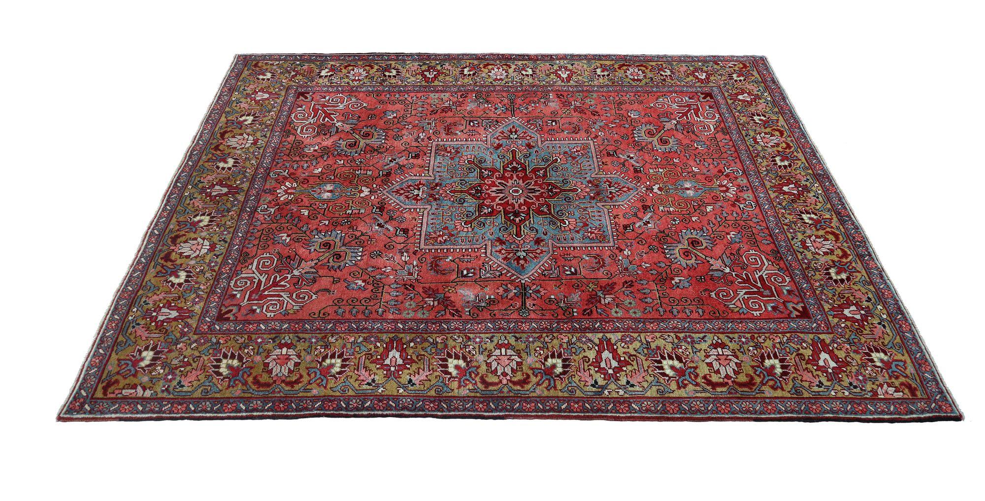 Entdecken Sie die Eleganz des persischen Heriz mit dem kleinen Teppich von CIRCA 1910. Dieses exklusive Design aus Wolle und Rot ist perfekt, um Ihren Raum zu verschönern.