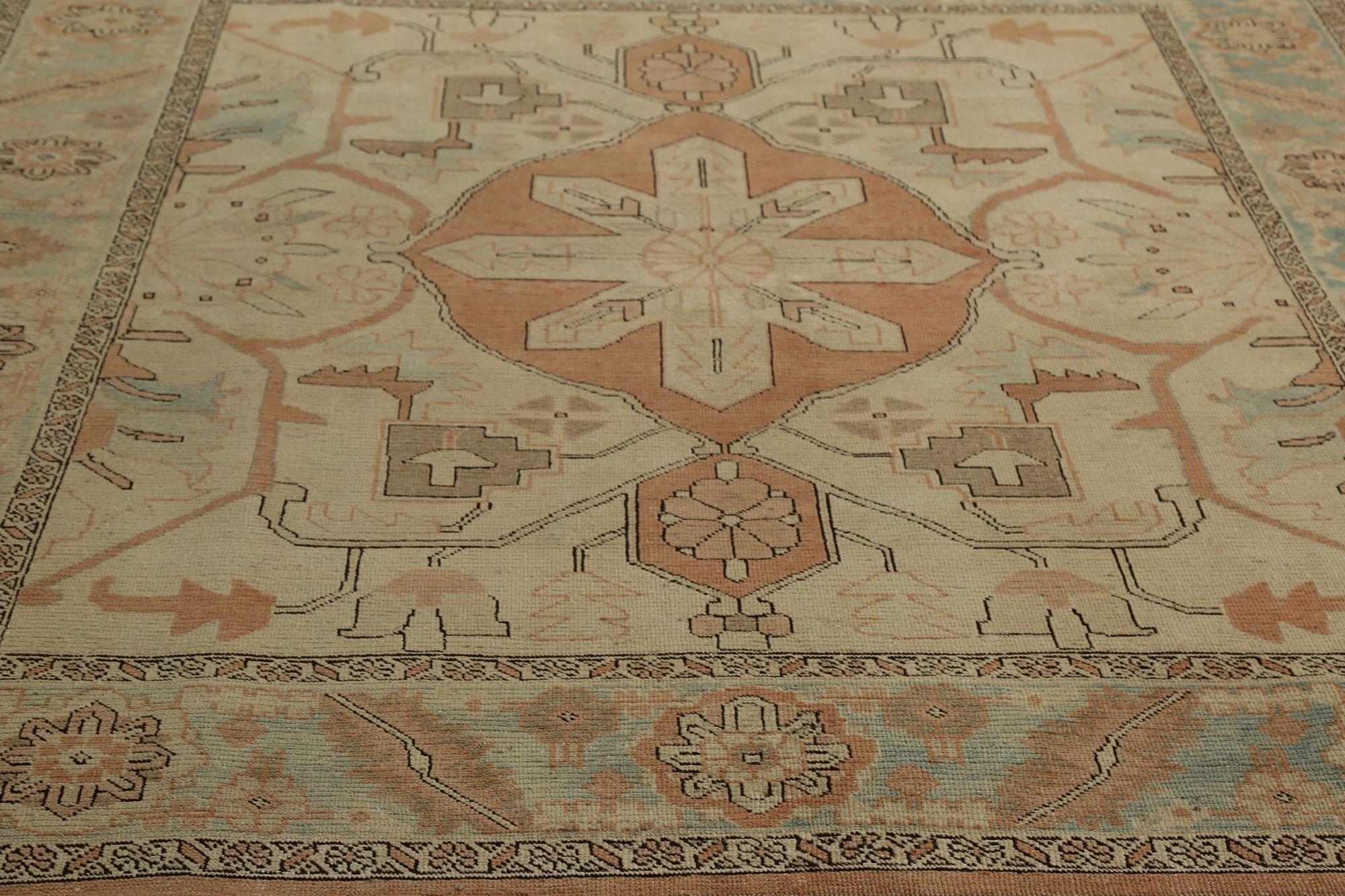 Descubre la elegancia de las alfombras persas Heriz de superficie cuadrada de Circa 1880. Diseñado con Lana y MarfilAzul claroRosa, este diseño exclusivo es perfecto para realzar tu espacio.