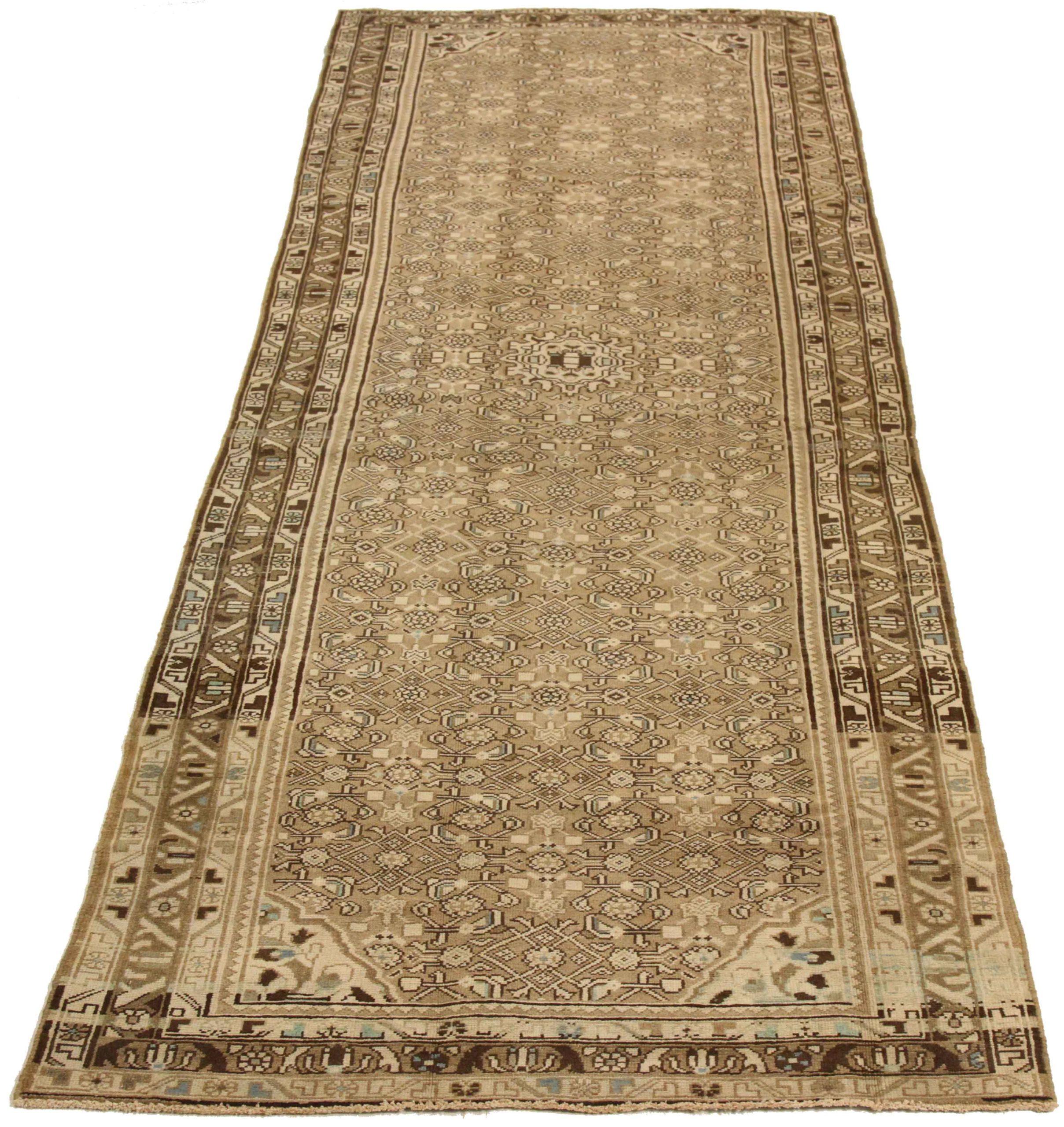 Entdecken Sie die Eleganz des persischen Hosseinabad mit dem Läufer von CIRCA 1880. Dieses exklusive Design aus Wolle und Braun-Elfenbein-Taupe ist perfekt, um Ihren Raum zu verschönern.
