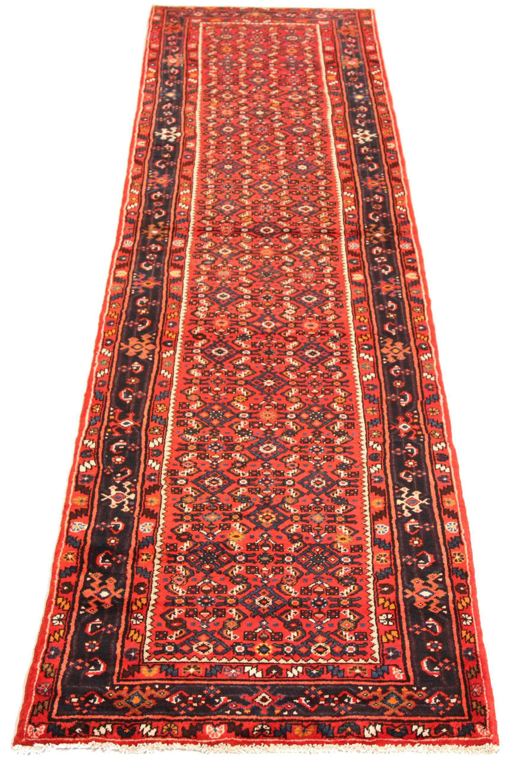 Entdecken Sie die Eleganz des persischen Hosseinabad mit dem Läufer von CIRCA 1880. Dieses exklusive Design aus Wolle und ElfenbeinMarineblauRot ist perfekt, um Ihren Raum zu verschönern.