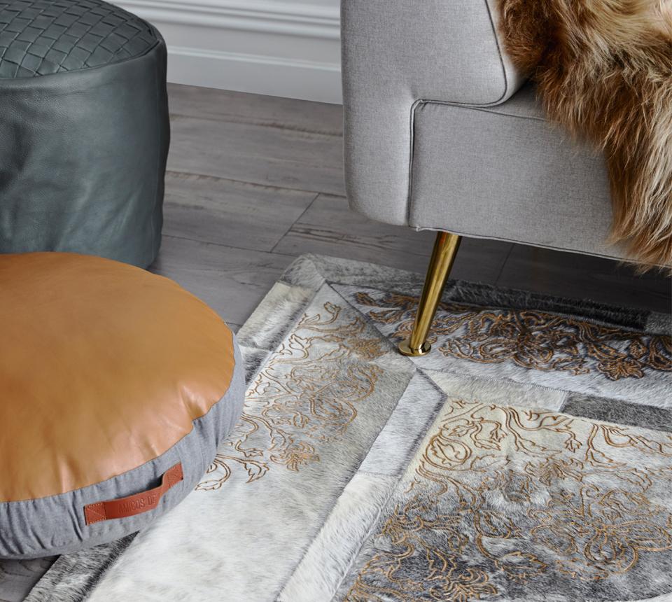 Pakistanais Tapis de sol d'inspiration perse, élégant en daim de vachette, petit modèle en vente