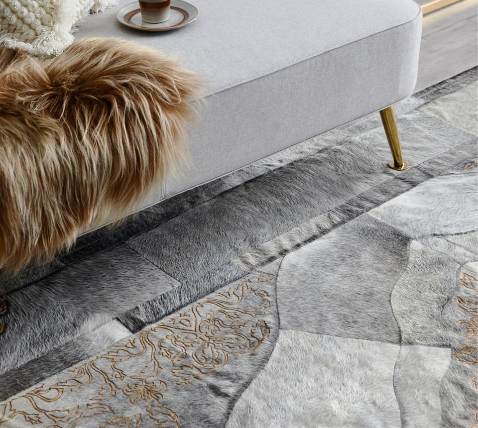 Fait à la machine Tapis de sol d'inspiration perse, élégant en daim de vachette, petit modèle en vente