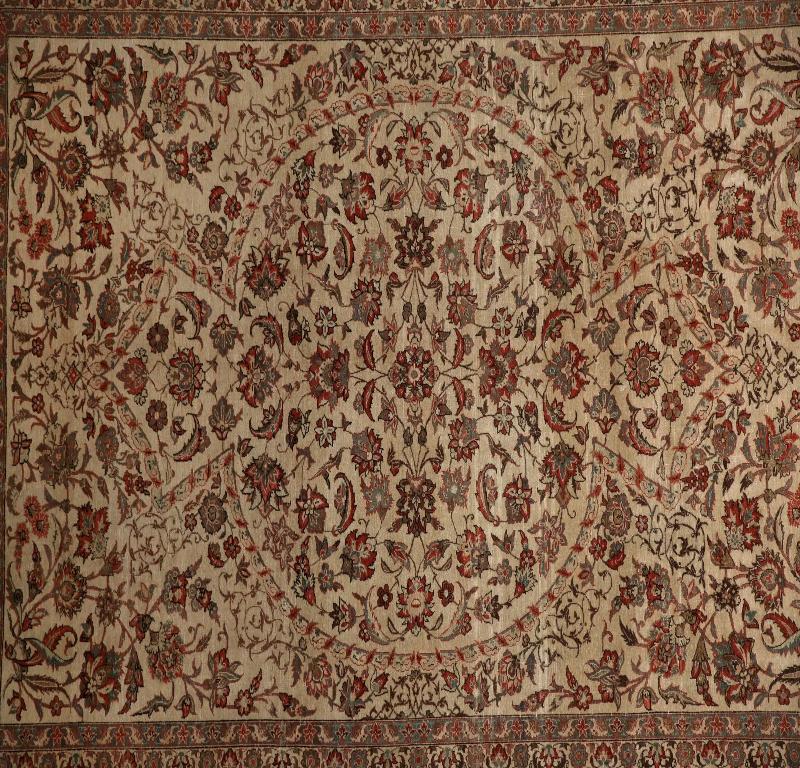 Entdecken Sie die Eleganz der persischen Isfahan Teppiche. Dieses exklusive Design, das mit viel Liebe zum Detail entworfen wurde, ist perfekt, um Ihren Raum zu verschönern.