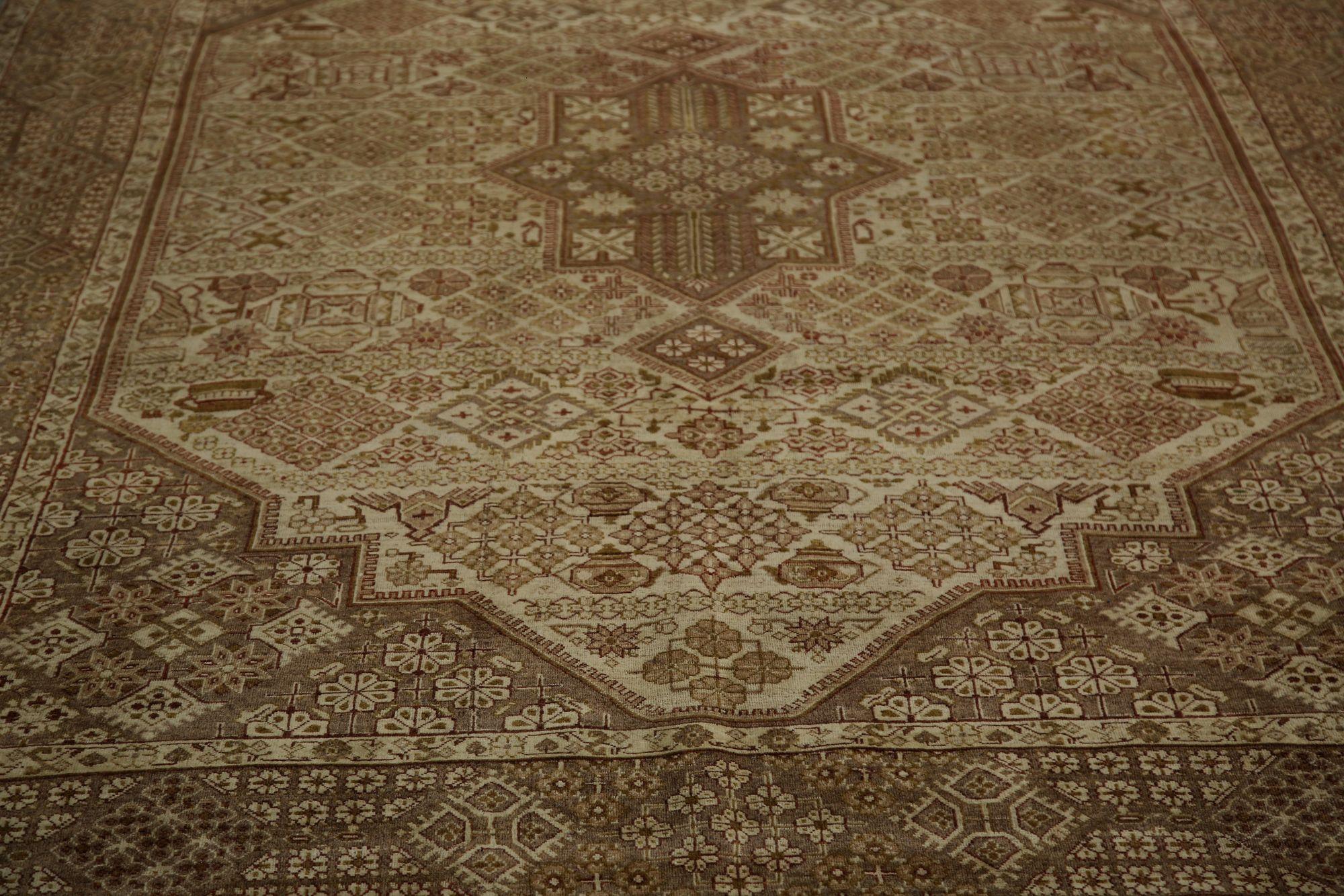 Scopri l'eleganza dei tappeti persiani Isfahan con caratteristiche CIRCA del 1880. Progettato in lana e marrone, questo design esclusivo è perfetto per valorizzare il tuo spazio.