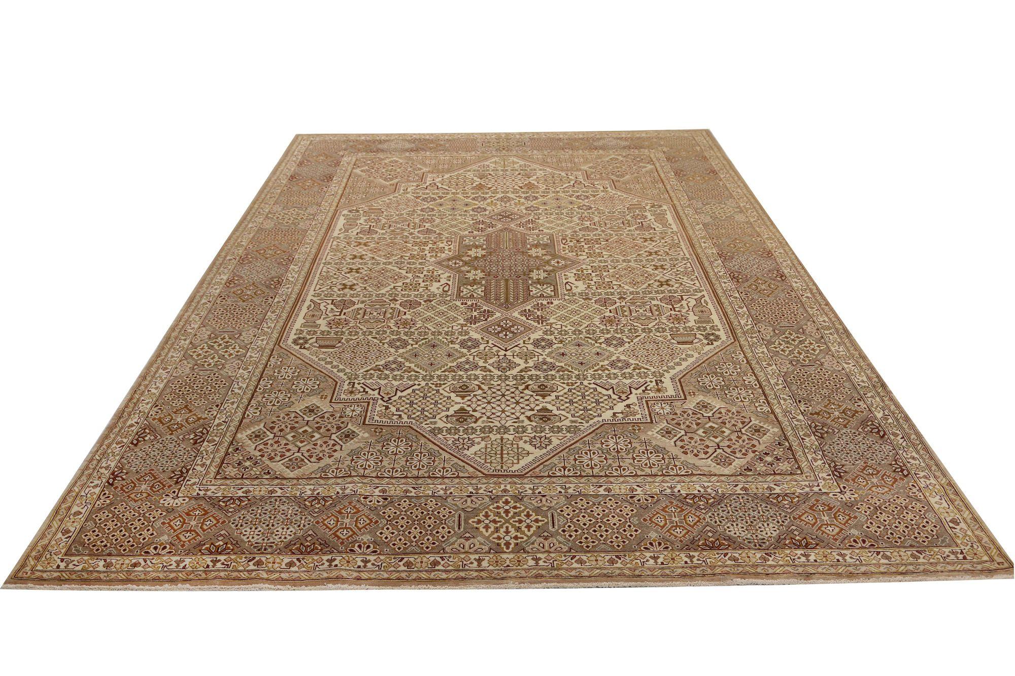 Descubre la elegancia de las alfombras persas Isfahan de Circa 1910. Diseñado con lana y marrón-marfil, este diseño exclusivo es perfecto para realzar tu espacio.