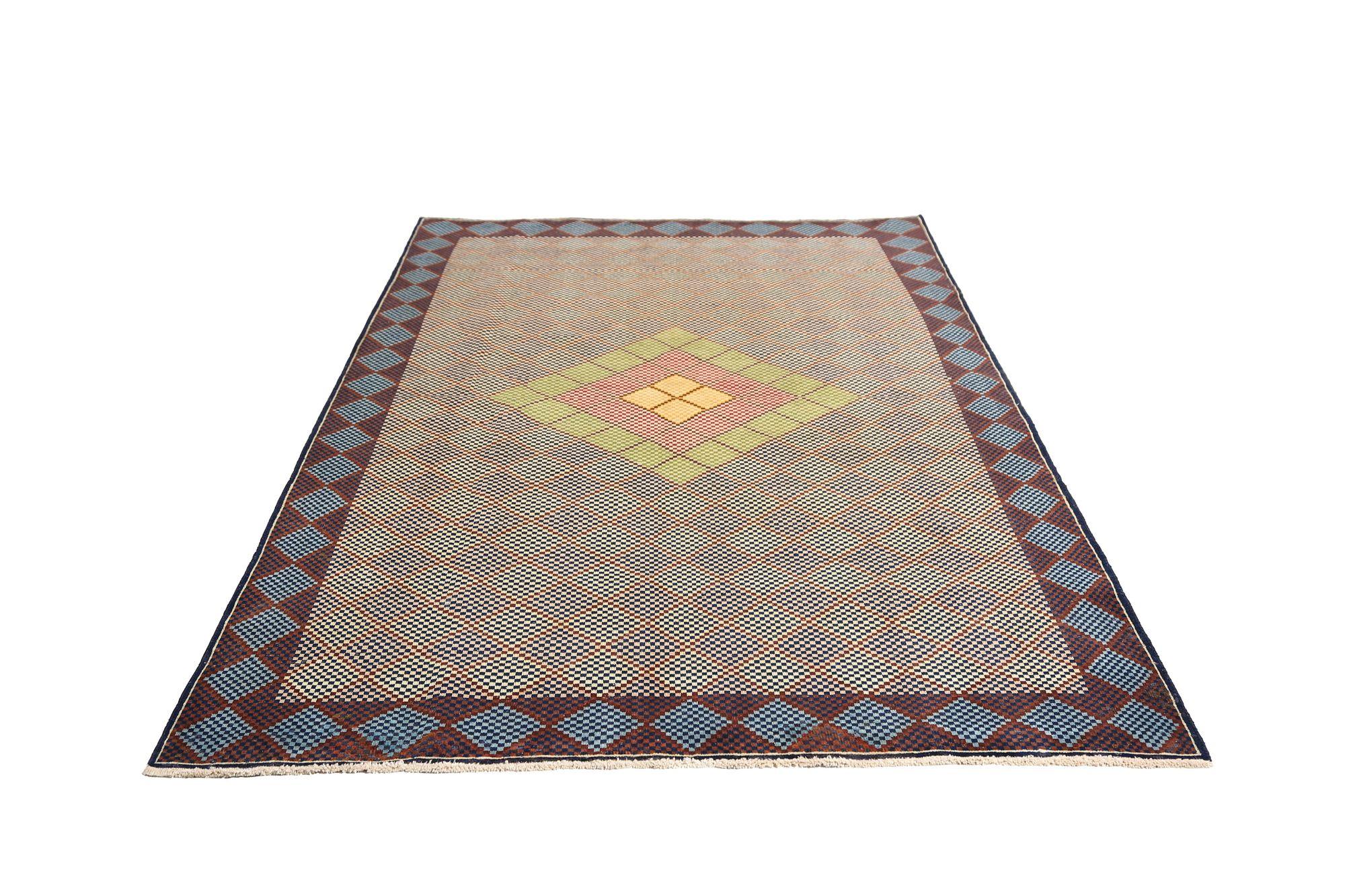 Scopri l'eleganza dei tappeti persiani Isfahan con caratteristiche CIRCA del 1940. Progettato con lana e verde-avorio-rosa-giallo, questo design esclusivo è perfetto per valorizzare il tuo spazio.