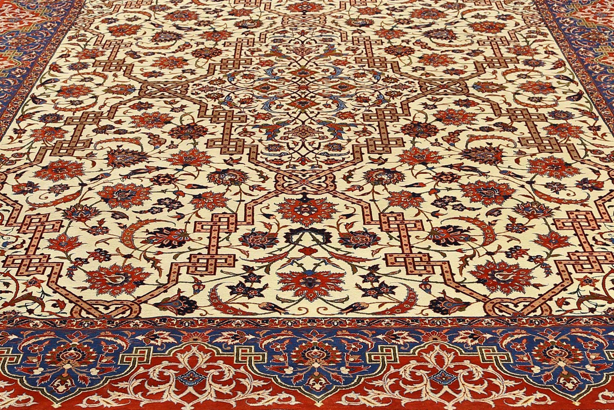 Entdecken Sie die Eleganz des persischen Isfahan mit Teppichen aus der Zeit um 1940. Dieses exklusive Design aus Wolle und Elfenbein ist perfekt, um Ihren Raum zu verschönern.