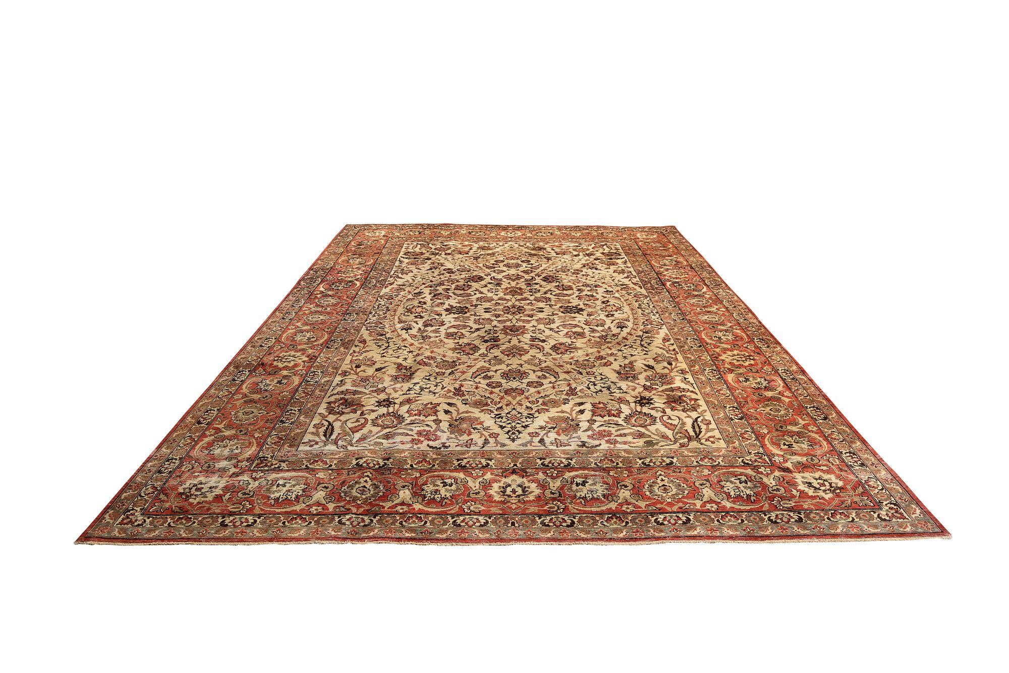 Entdecken Sie die Eleganz des persischen Isfahan mit Teppichen aus der Zeit um 1940. Dieses exklusive Design aus Wolle und Elfenbein ist perfekt, um Ihren Raum zu verschönern.