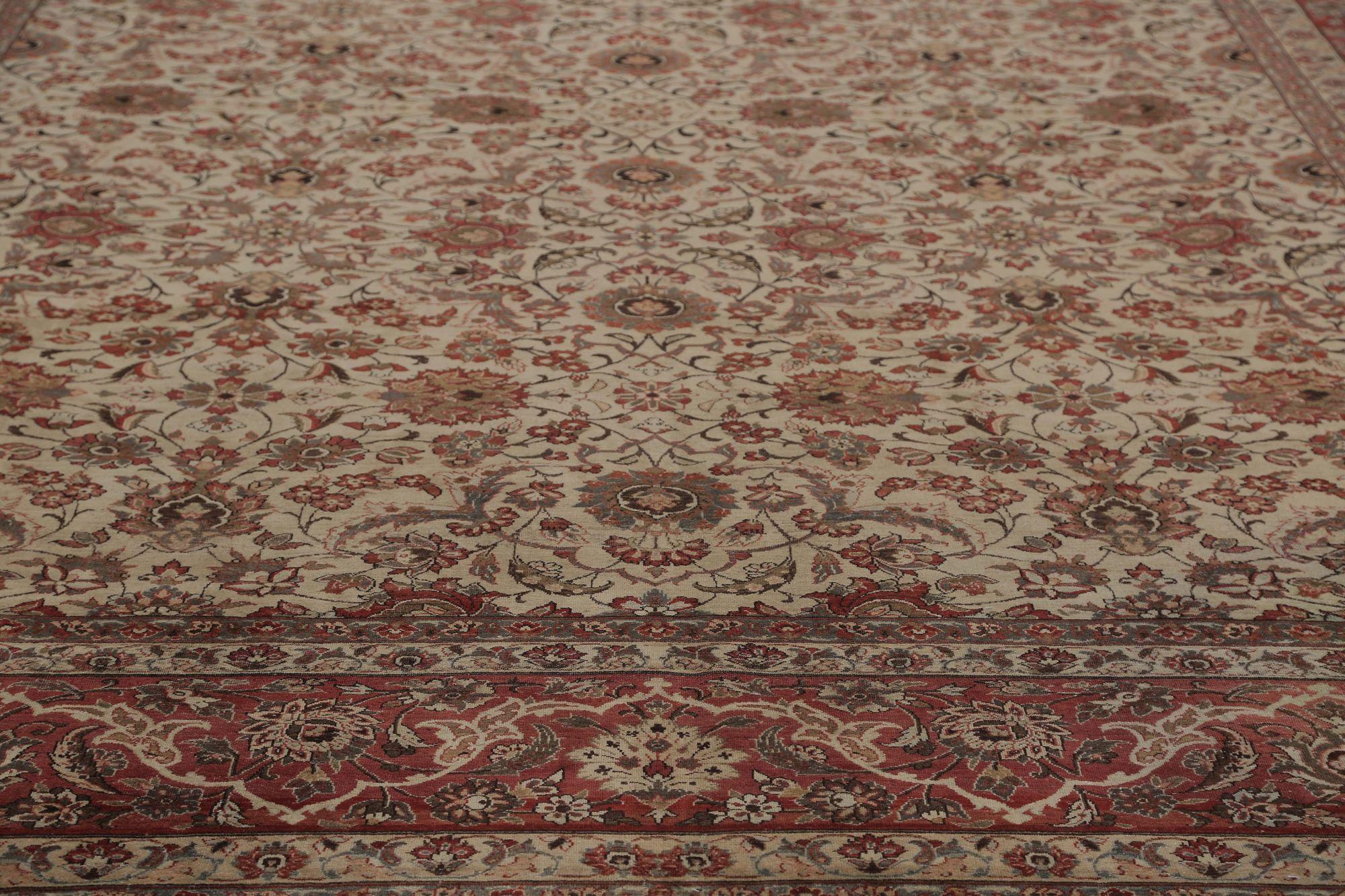 Entdecken Sie die Eleganz des persischen Isfahan mit Teppichen aus der Zeit um 1940. Dieses exklusive Design aus Wolle und Elfenbein ist perfekt, um Ihren Raum zu verschönern.