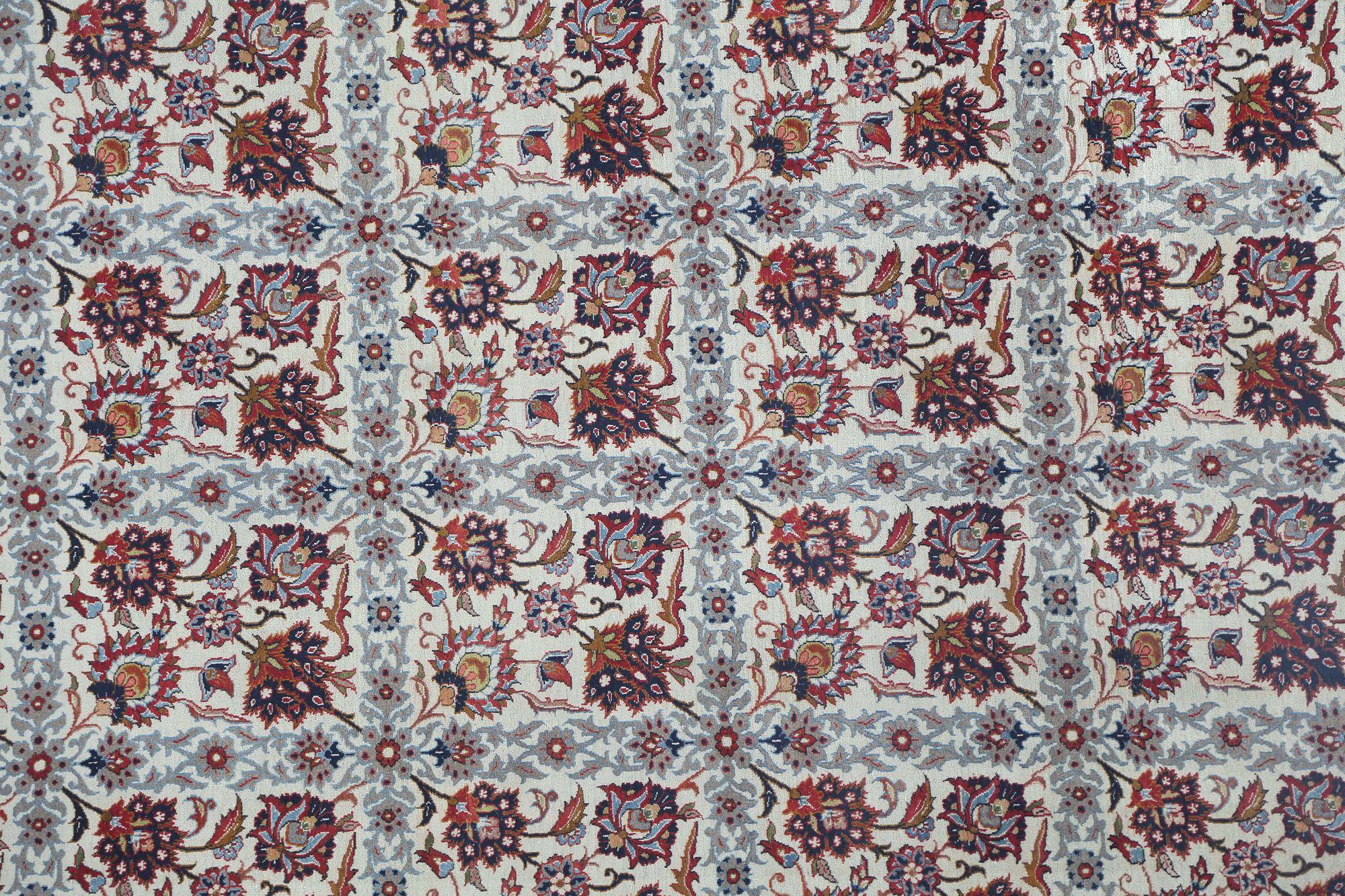 Entdecken Sie die Eleganz des persischen Isfahan mit Teppichen aus der Zeit um 1940. Dieses exklusive Design aus Wolle und Elfenbein-Marineblau eignet sich perfekt zur Verschönerung Ihres Raums.