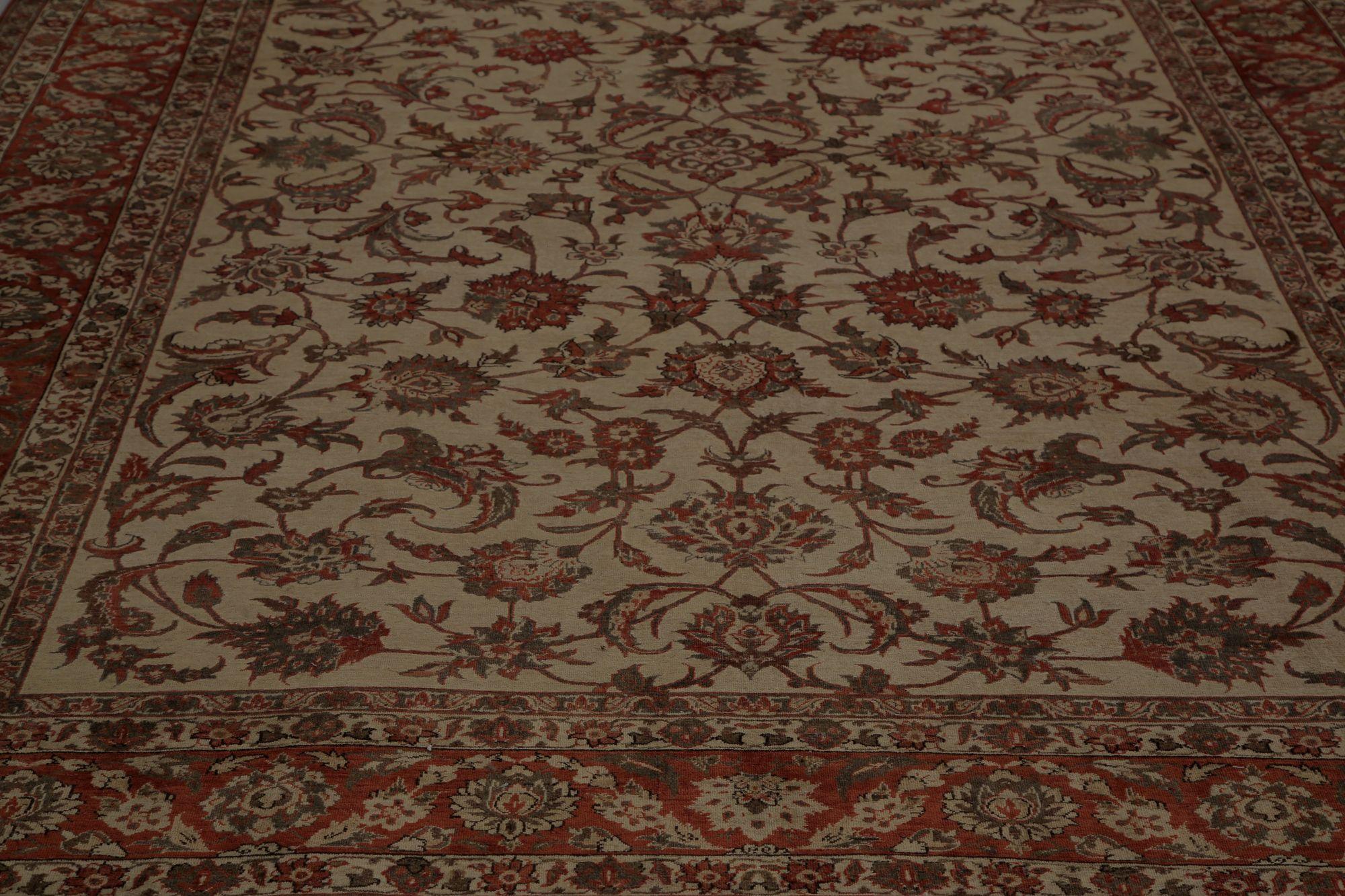 Descubre la elegancia de las alfombras persas Isfahan de Circa 1910. Diseñado con lana y rojo marfil, este diseño exclusivo es perfecto para realzar tu espacio.