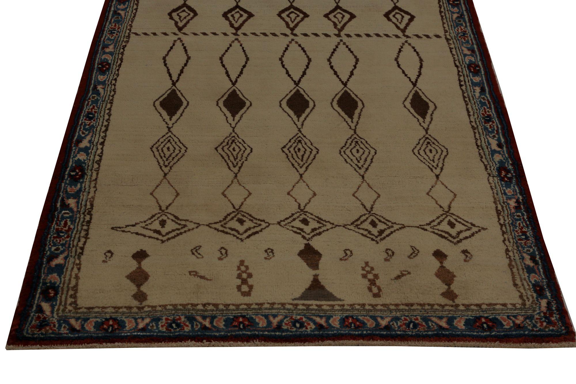 Entdecken Sie die Eleganz des persischen Isfahan mit Teppichen aus der Zeit um 1940. Dieses exklusive Design aus Wolle und IvoryTaupe ist perfekt, um Ihren Raum zu verschönern.
