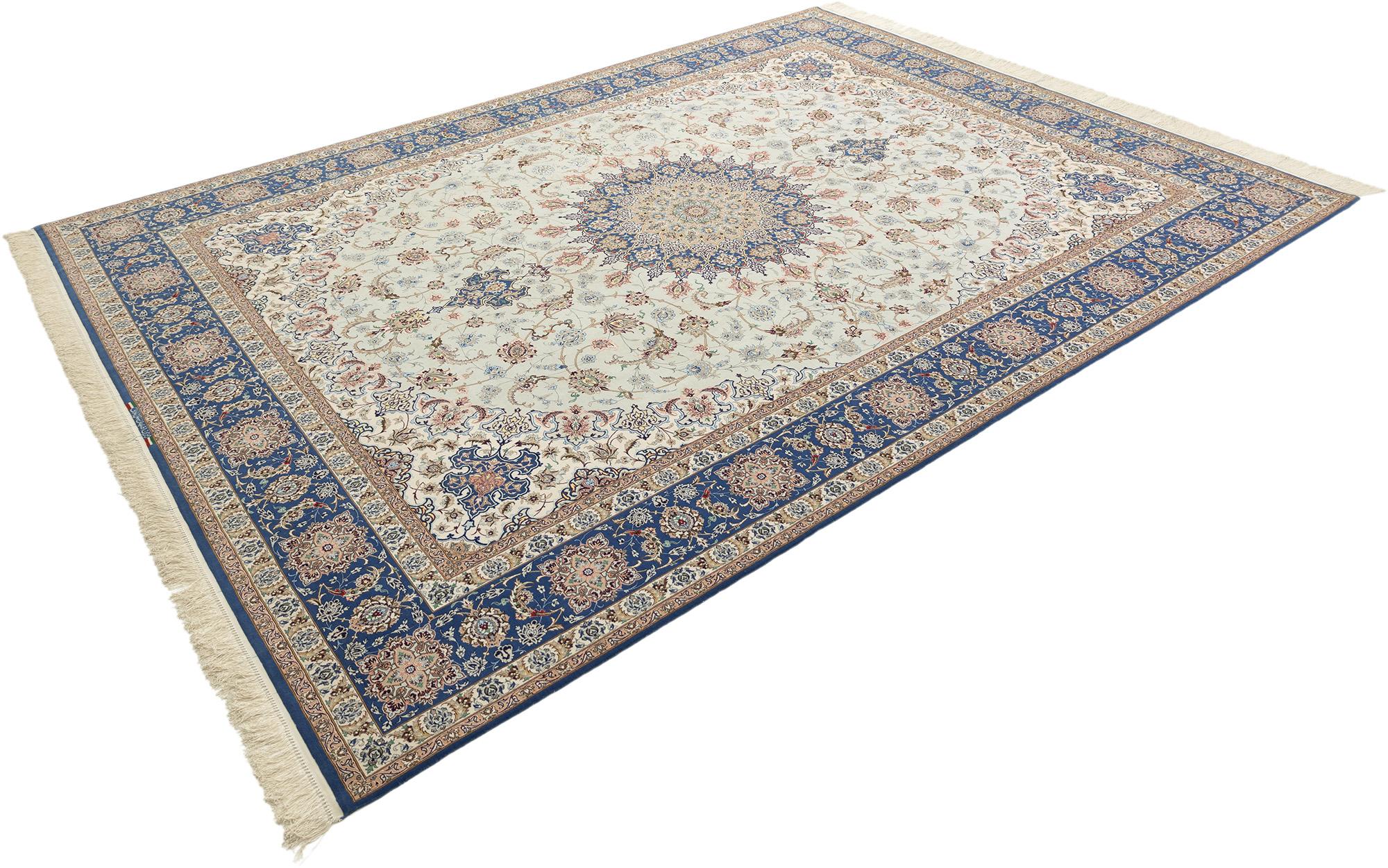 Handgeknüpfter persischer Isfahan-Teppich, gewebt im Iran um 1990.

Dieses elegante Isfahan zeichnet sich durch ein raffiniertes elfenbeinfarbenes Feld aus, in dessen Mitte sich ein sorgfältig gezeichnetes Medaillon in sanften Blau-, Beige- und