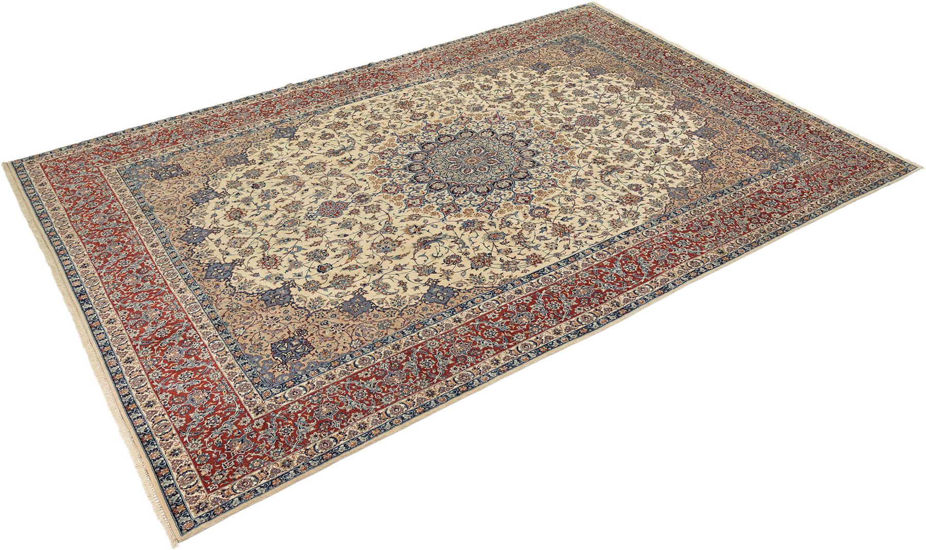 Handgeknüpfter persischer Isfahan-Teppich, gewebt im Iran um 1980.

Dieses luxuriöse Isfahan zeichnet sich durch ein exquisites Zentralmedaillon aus, das von einem fein detaillierten Blumenfeld in eleganten Elfenbein-, Rot- und zarten Blautönen