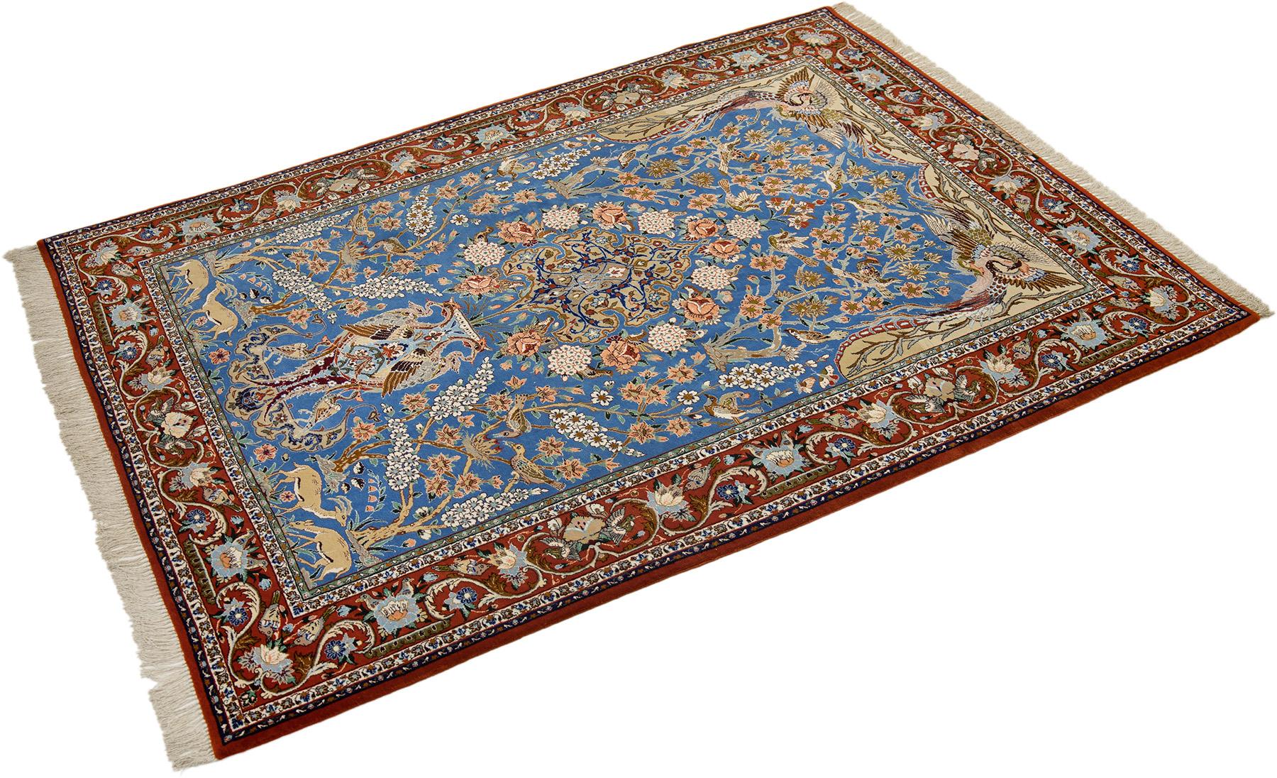 Handgeknüpfter persischer Isfahan-Teppich, gewebt im Iran um 2000.

Dieses fein gearbeitete Isfahan zeigt ein leuchtend blaues Feld mit zarten Blumenmotiven, eleganten Vögeln und detaillierten dekorativen Elementen, die mit der für die berühmte