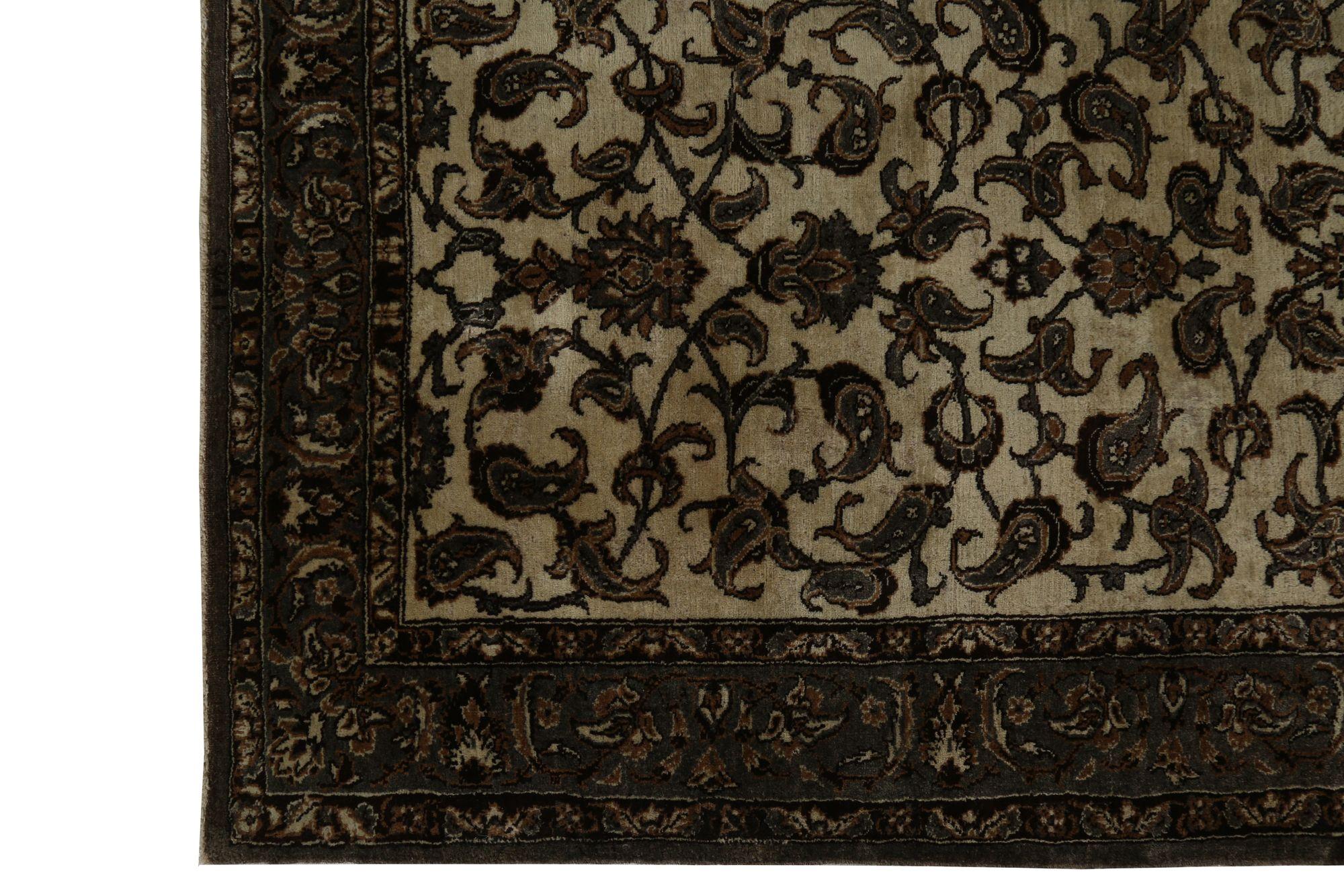 Entdecken Sie die Eleganz des persischen Teppichs Isfahan mit Läufer aus der Zeit um 1970. Dieses exklusive Design aus Wolle und Braun-Elfenbein ist perfekt, um Ihren Raum zu verschönern.