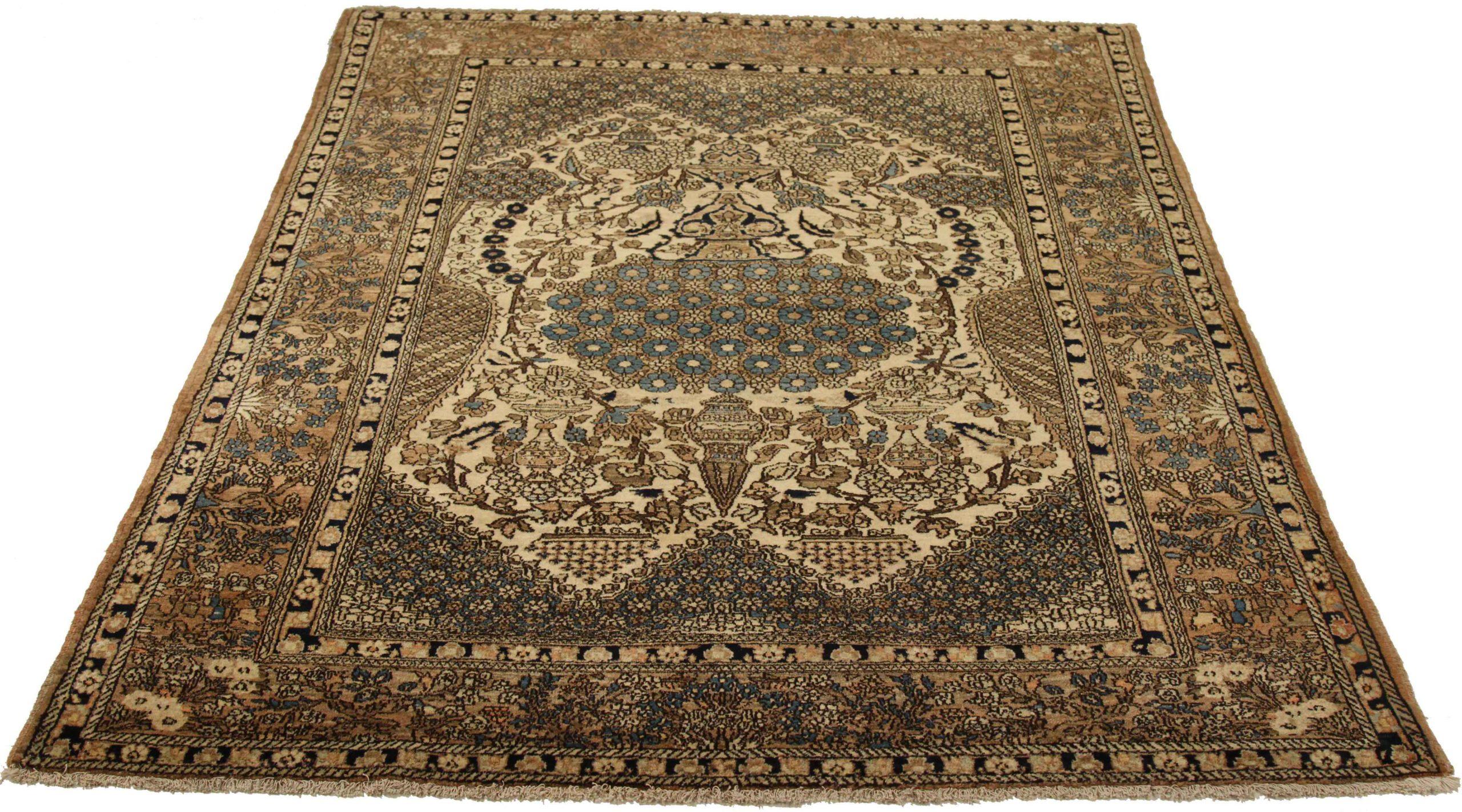 Découvrez l'élégance du petit tapis persan Isfahan de Circa 1880. Conçu avec de la laine et du bleuIvoire/Orange, ce design exclusif est parfait pour mettre en valeur votre espace.