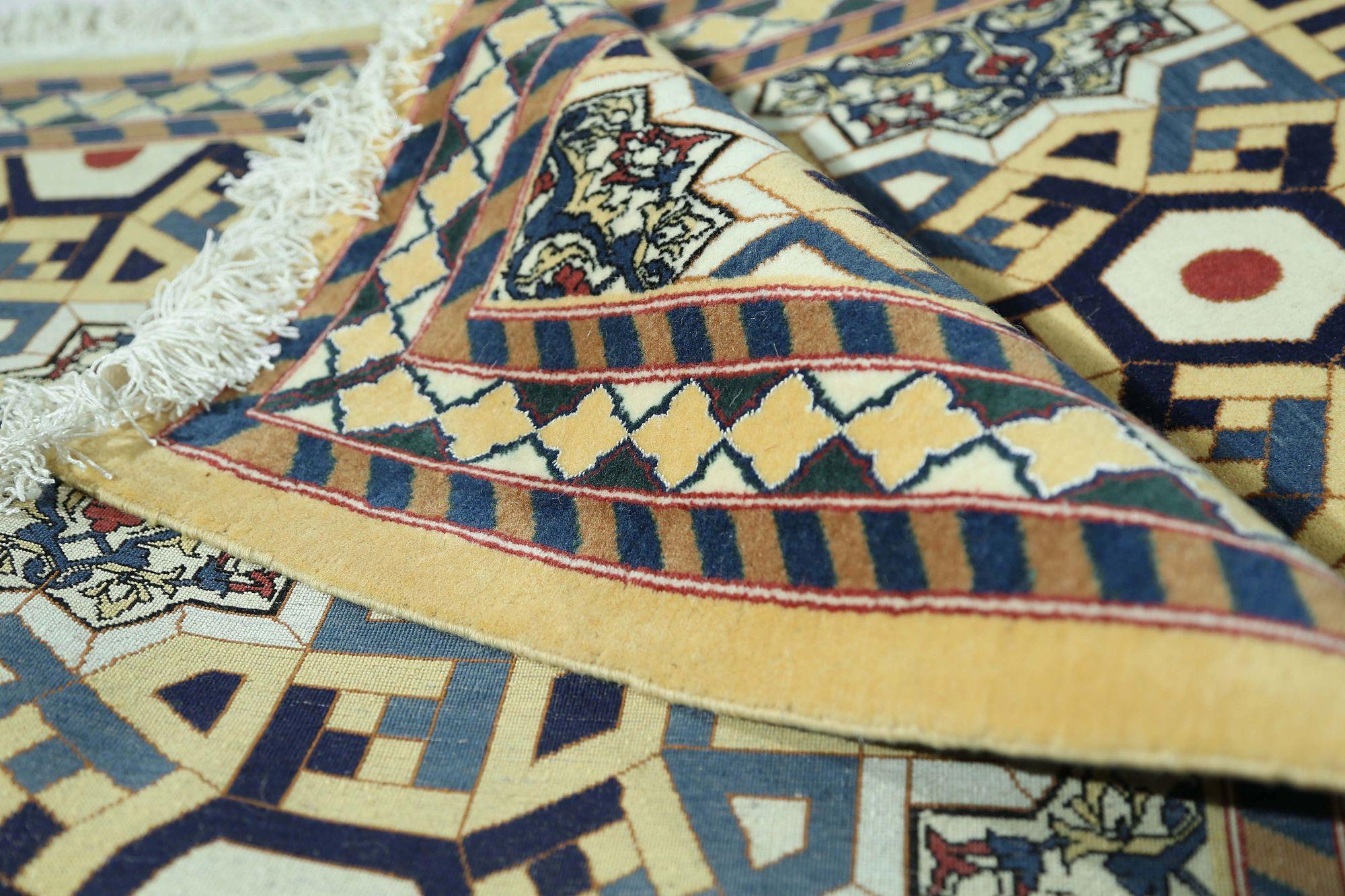 Scopri l'eleganza del tappeto persiano Isfahan di piccole dimensioni del 1940. Progettato con lana e giallo nero, questo design esclusivo è perfetto per valorizzare il tuo spazio.