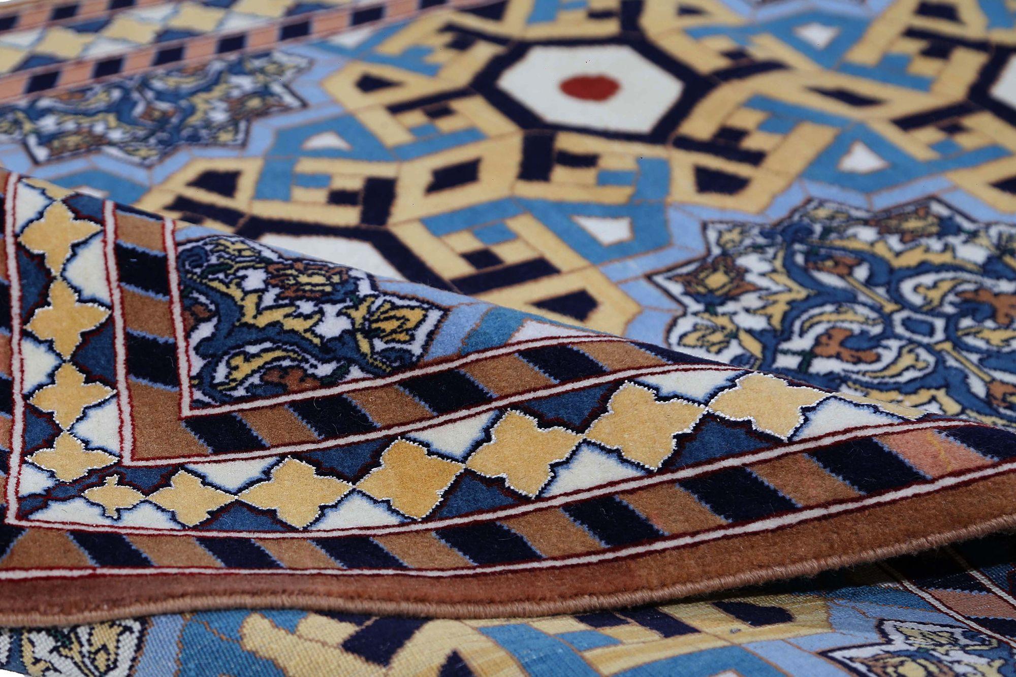 Entdecken Sie die Eleganz des persischen Isfahan mit dem kleinen Teppich von CIRCA 1940. Dieses exklusive Design aus Wolle und Schwarz-Gelb ist perfekt, um Ihren Raum zu verschönern.